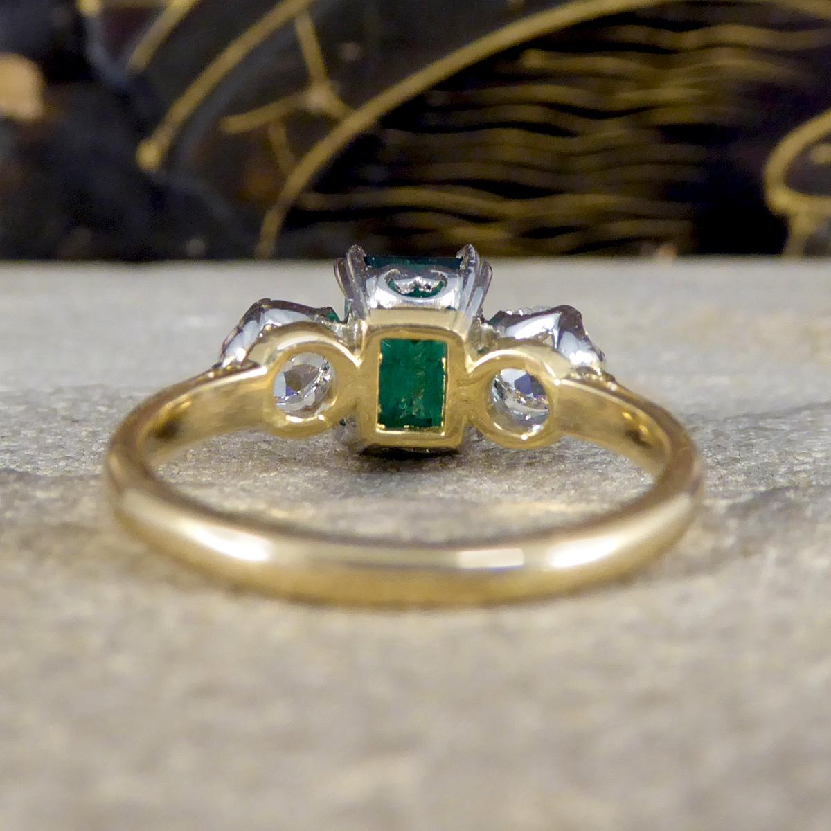 Edwardianischer Ring mit drei Steinen aus 18 Karat Gelbgold und Platin mit Smaragd und Diamant im Zustand „Hervorragend“ in Yorkshire, West Yorkshire