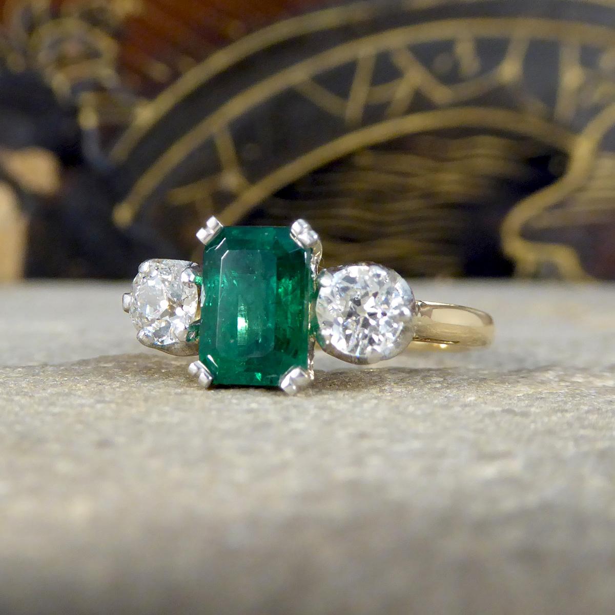 Edwardianischer Ring mit drei Steinen aus 18 Karat Gelbgold und Platin mit Smaragd und Diamant Damen