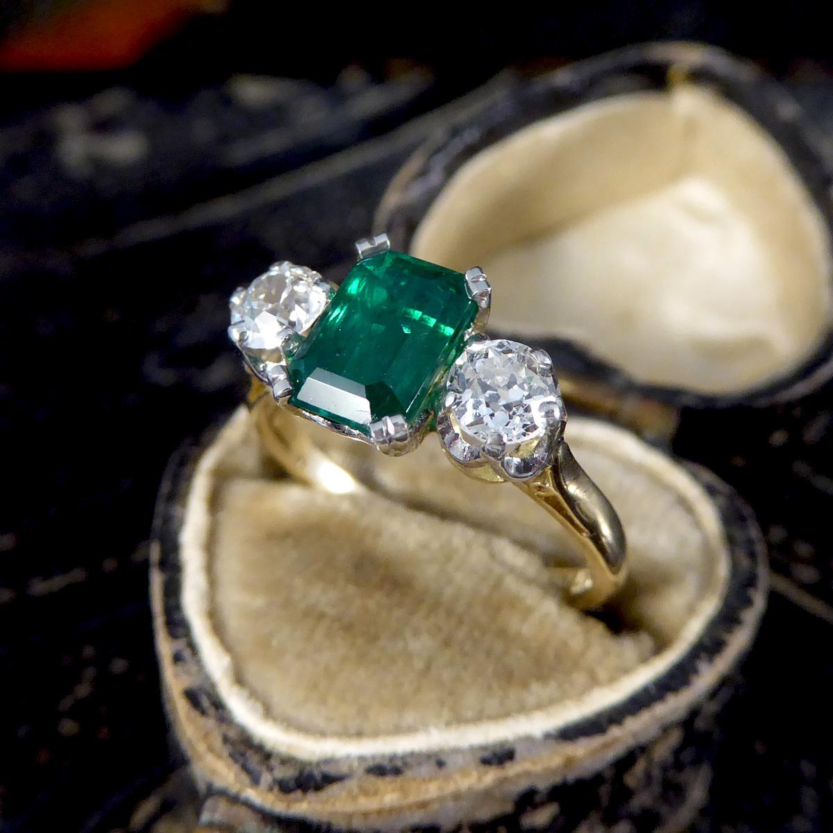 Edwardianischer Ring mit drei Steinen aus 18 Karat Gelbgold und Platin mit Smaragd und Diamant 3
