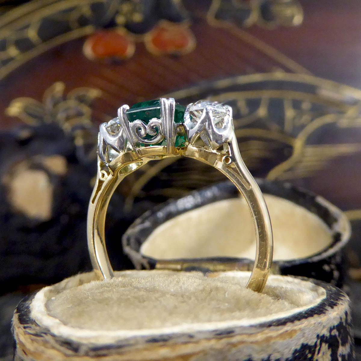 Edwardianischer Ring mit drei Steinen aus 18 Karat Gelbgold und Platin mit Smaragd und Diamant 4