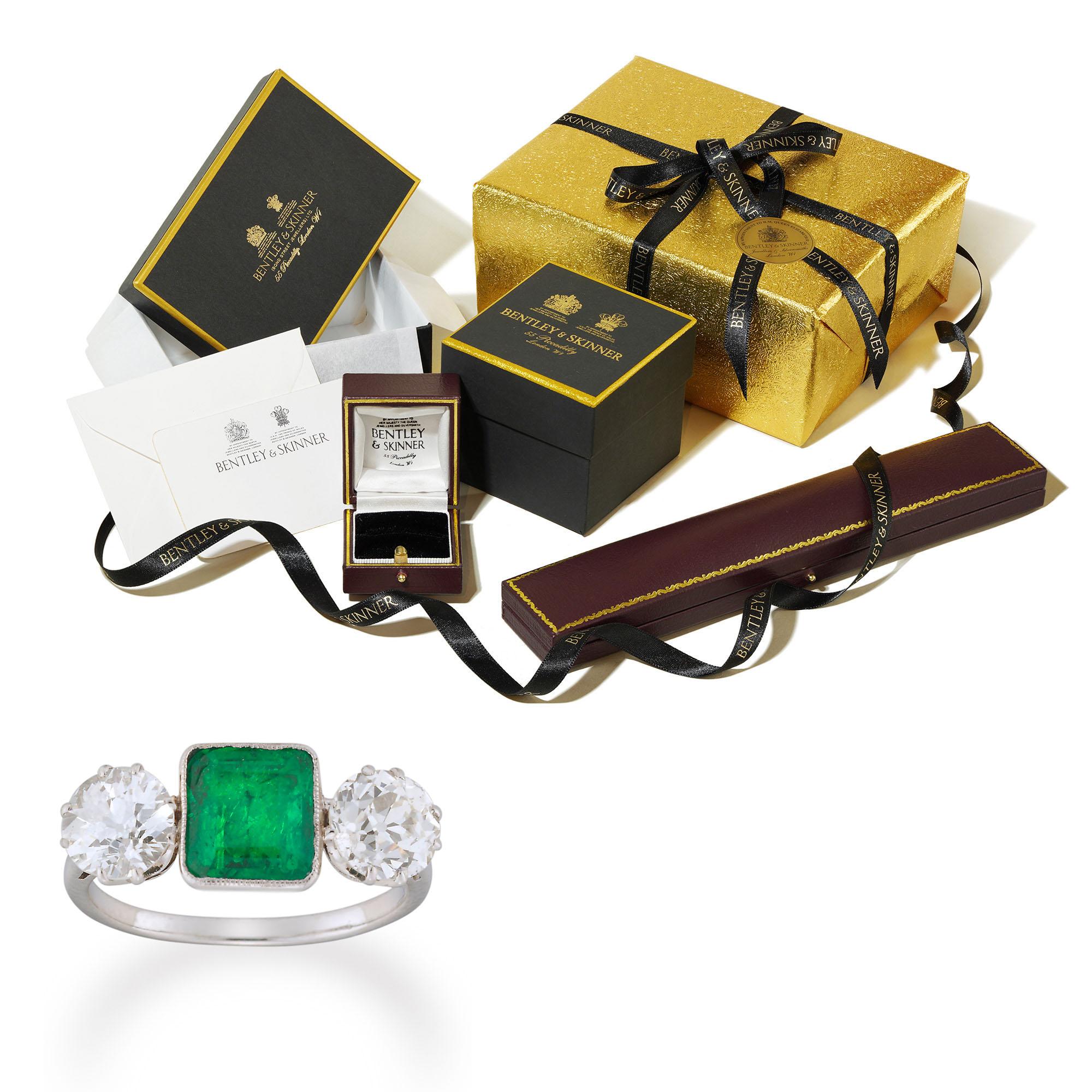 Ein dreisteiniger Ring mit Smaragd und Diamant aus der Mitte des 20. Jahrhunderts 1