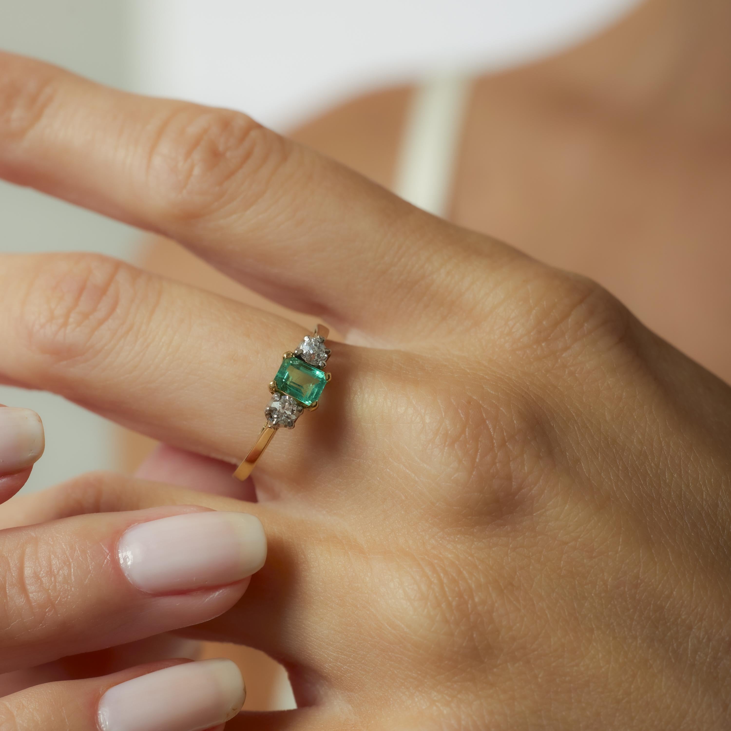 Edwardian emerald diamond 18k yellow gold three stone ring For Sale 1