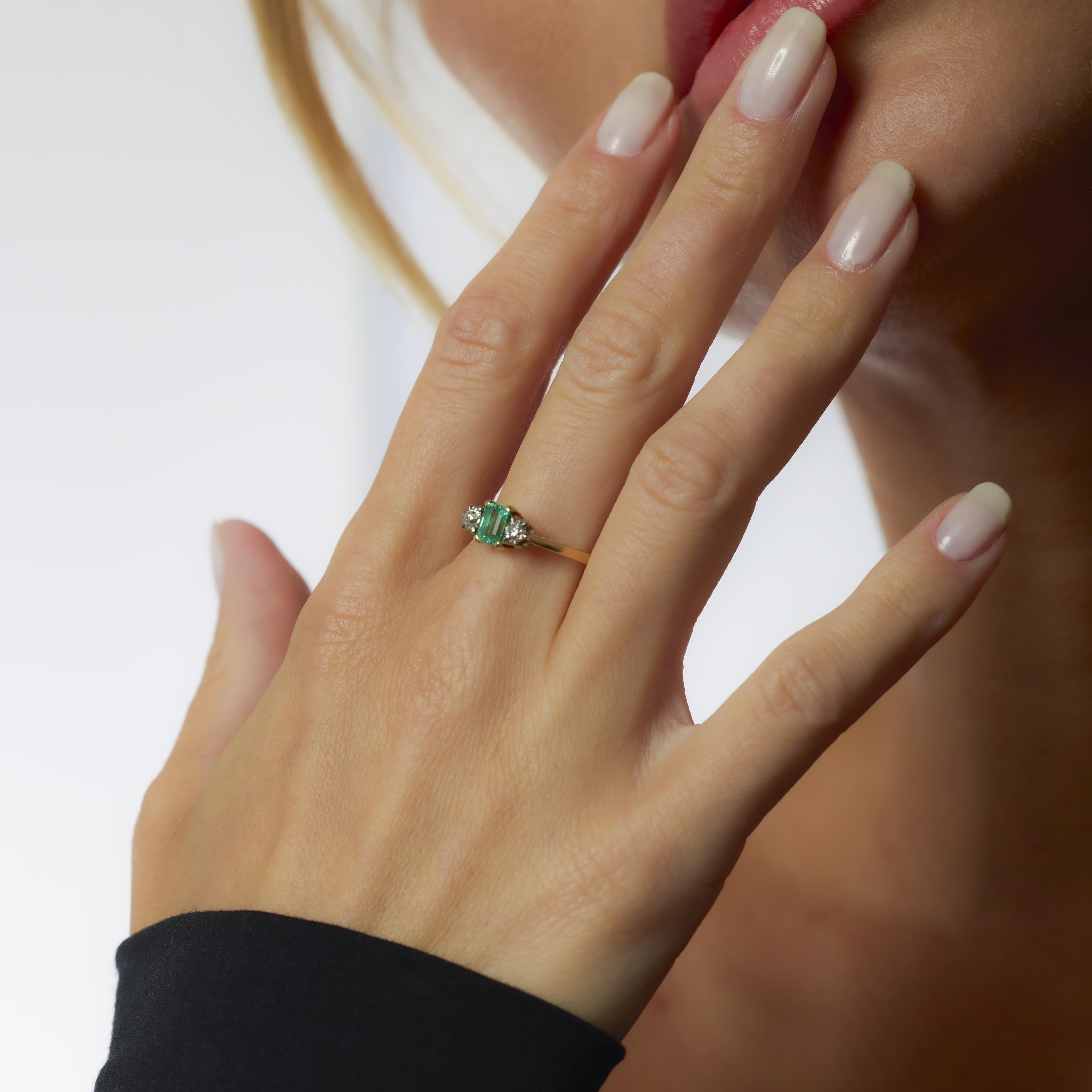 Edwardian emerald diamond 18k yellow gold three stone ring For Sale 2