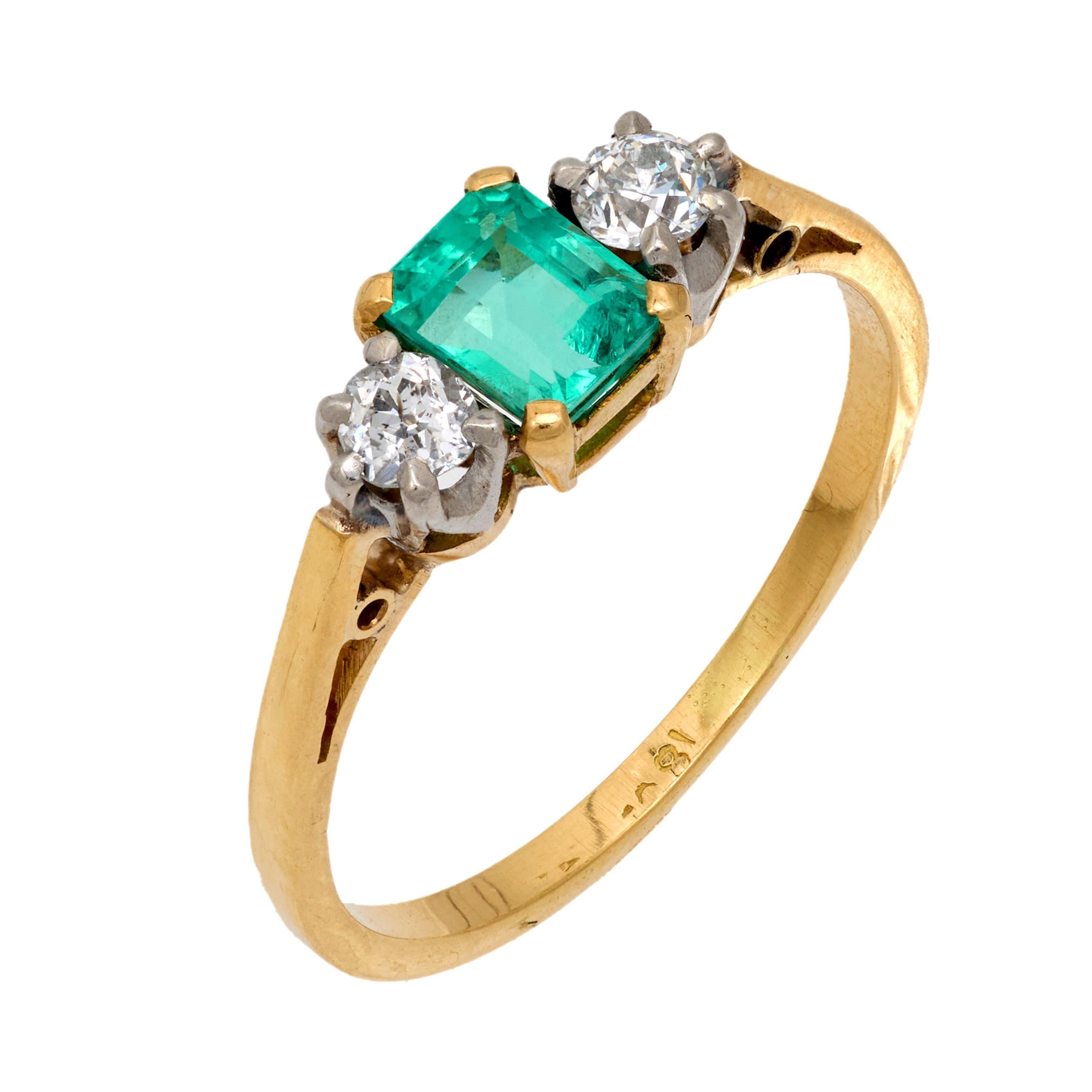 Edwardian emerald diamond 18k yellow gold three stone ring For Sale