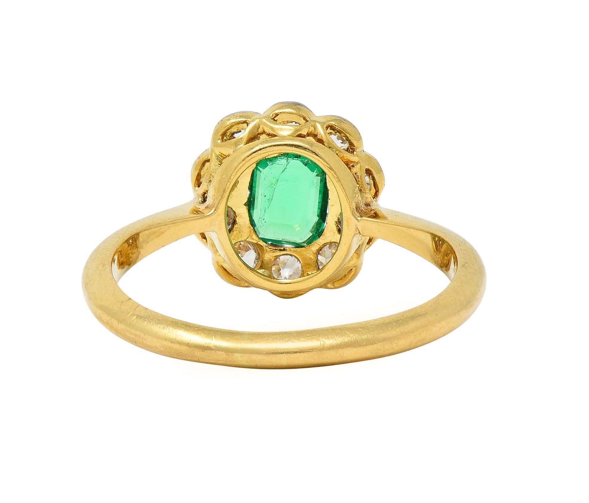 Antiker edwardianischer Halo-Ring, Smaragd, Diamant, Platin, 18 Karat Gelbgold (Smaragdschliff) im Angebot