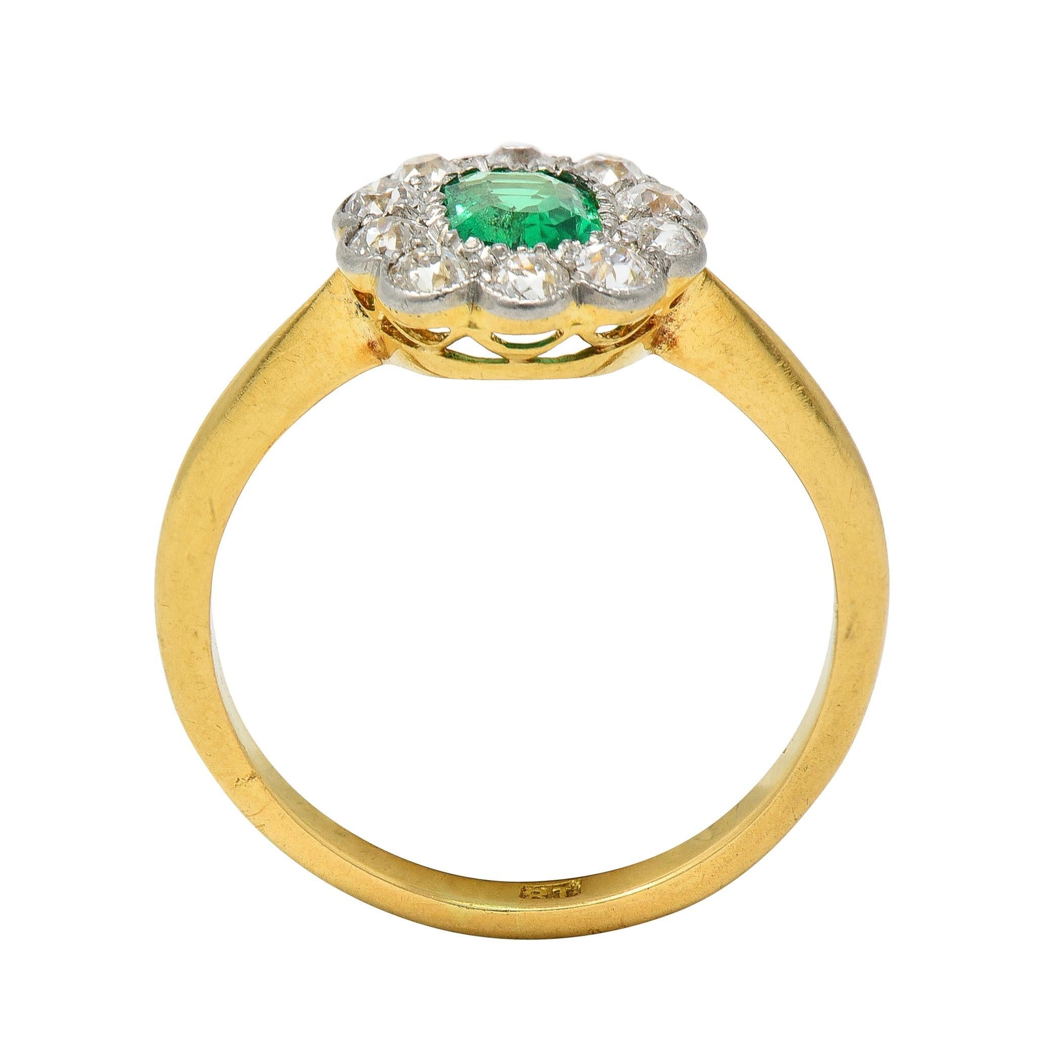 Antiker edwardianischer Halo-Ring, Smaragd, Diamant, Platin, 18 Karat Gelbgold im Zustand „Hervorragend“ im Angebot in Philadelphia, PA