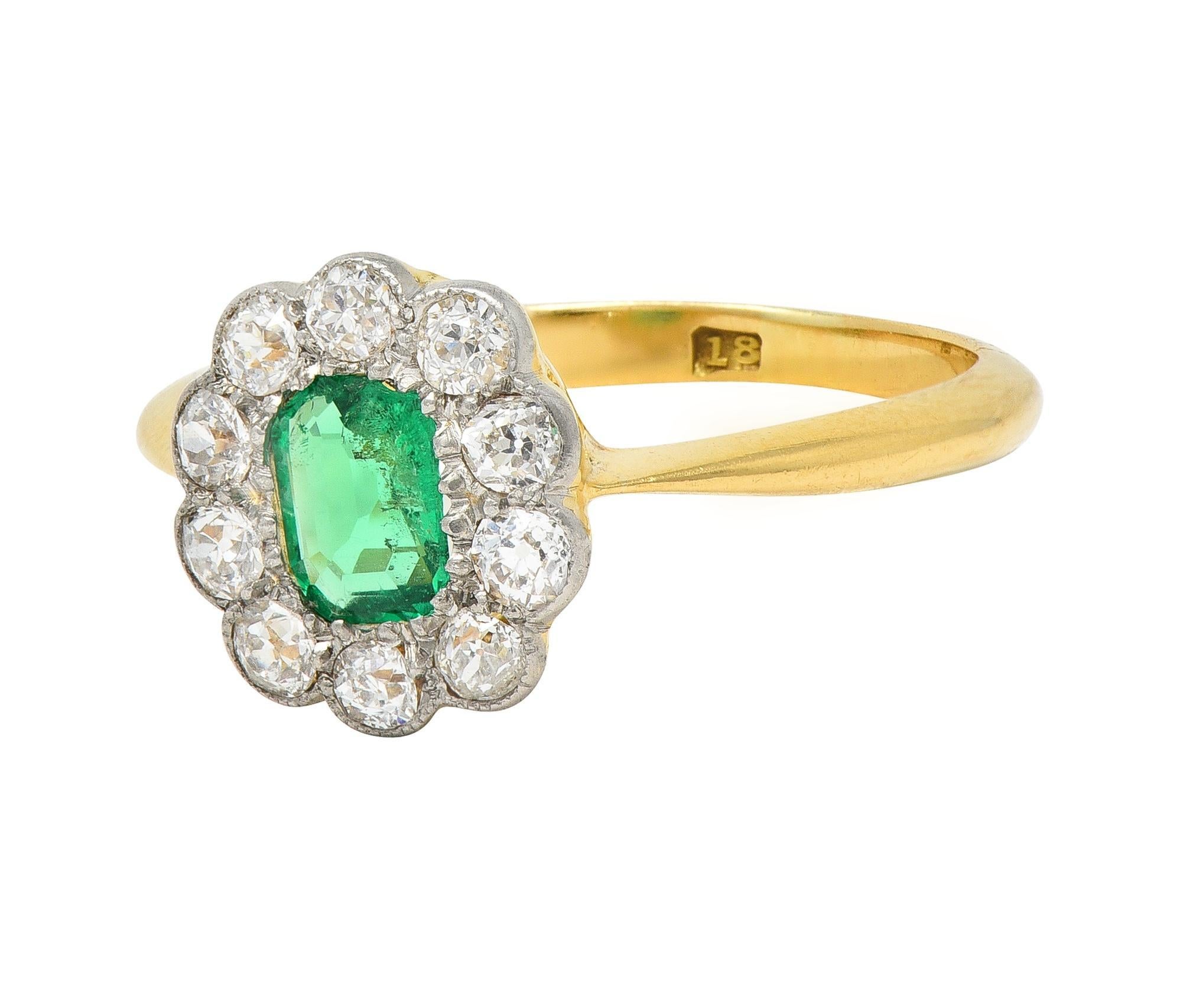 Antiker edwardianischer Halo-Ring, Smaragd, Diamant, Platin, 18 Karat Gelbgold im Angebot 1
