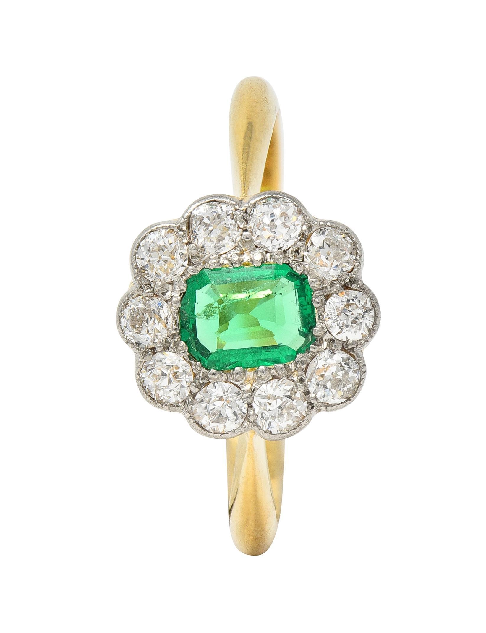 Antiker edwardianischer Halo-Ring, Smaragd, Diamant, Platin, 18 Karat Gelbgold im Angebot 3