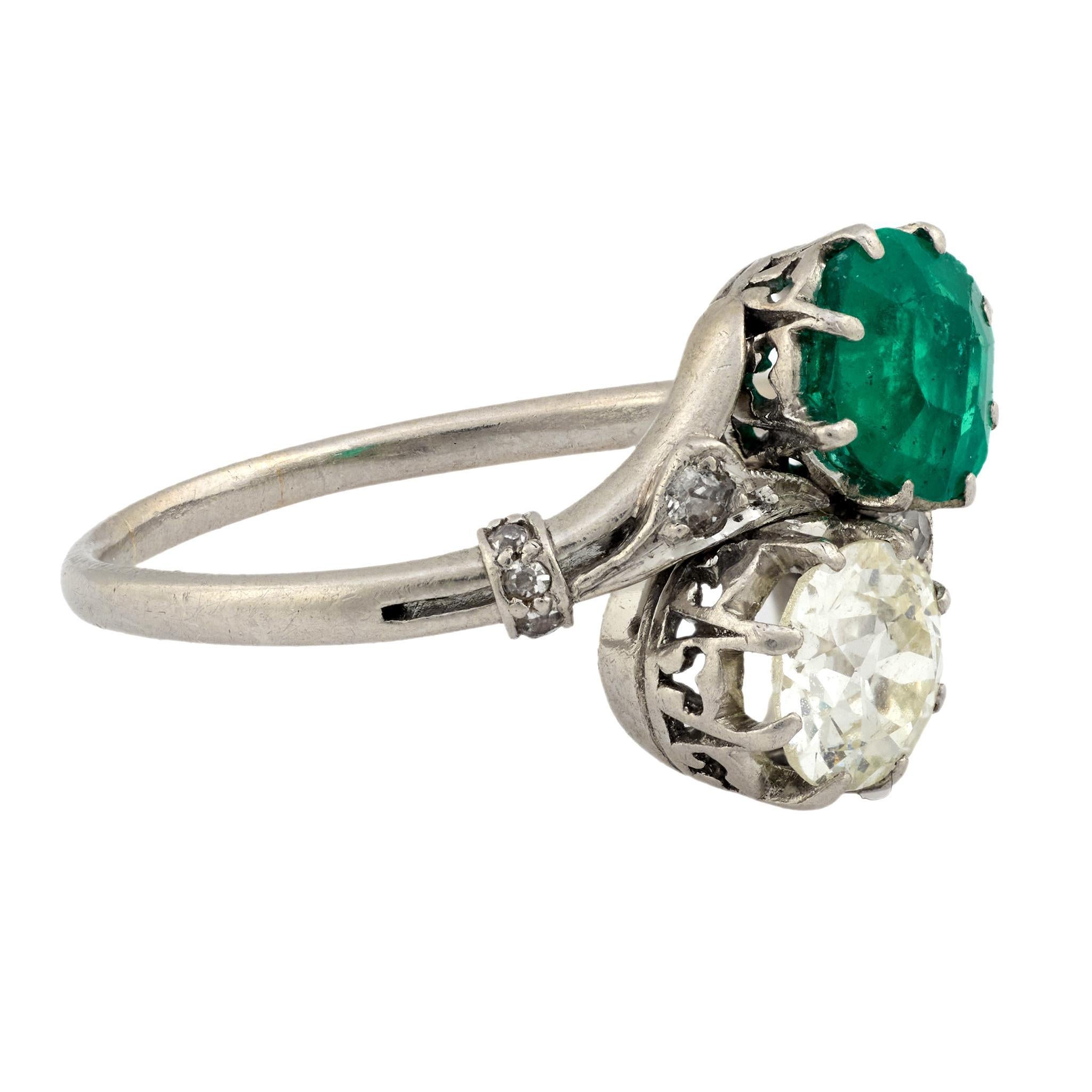 Edoardiano Anello edoardiano con smeraldo e diamante in platino Toi Et Moi in vendita