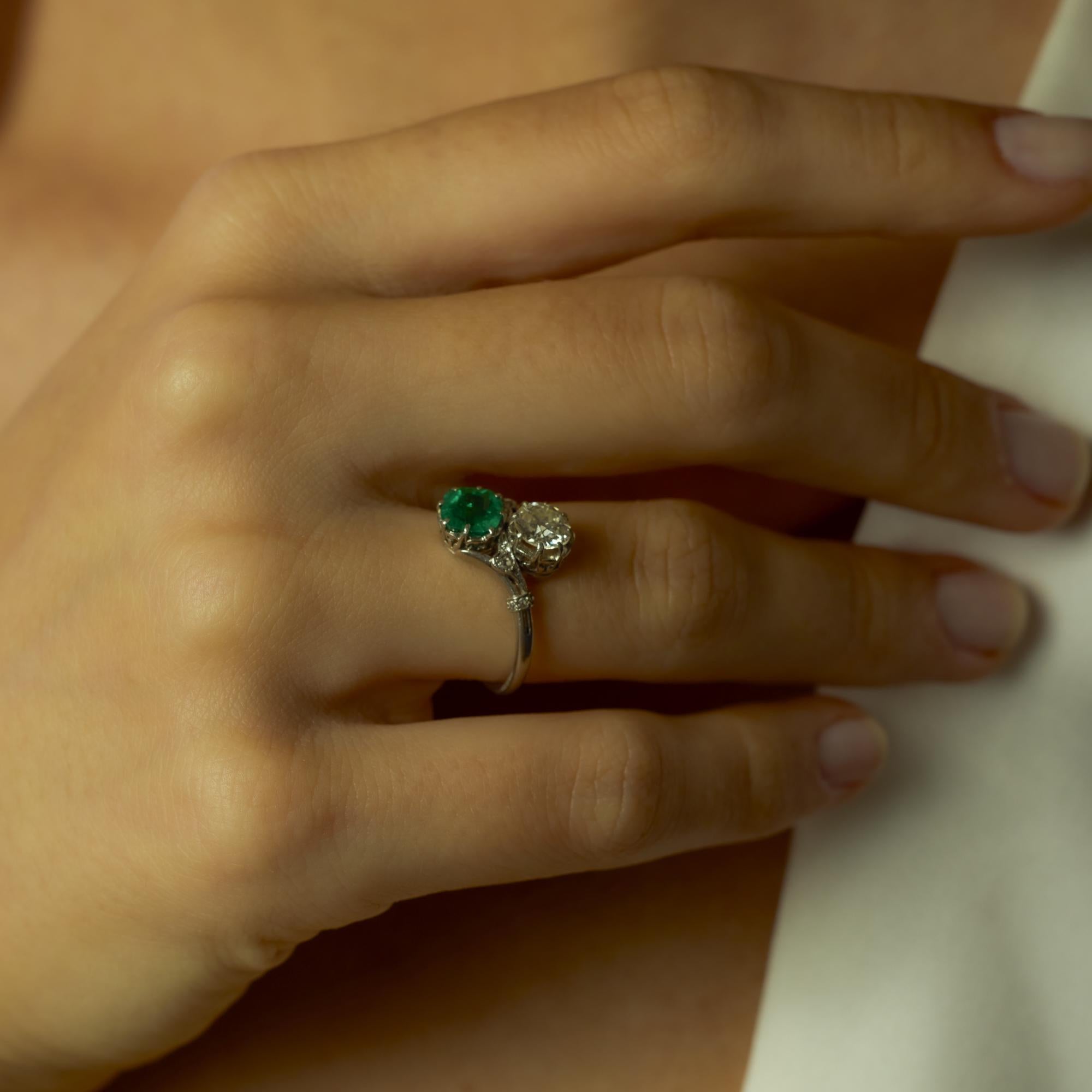 Taglio cuscino Anello edoardiano con smeraldo e diamante in platino Toi Et Moi in vendita