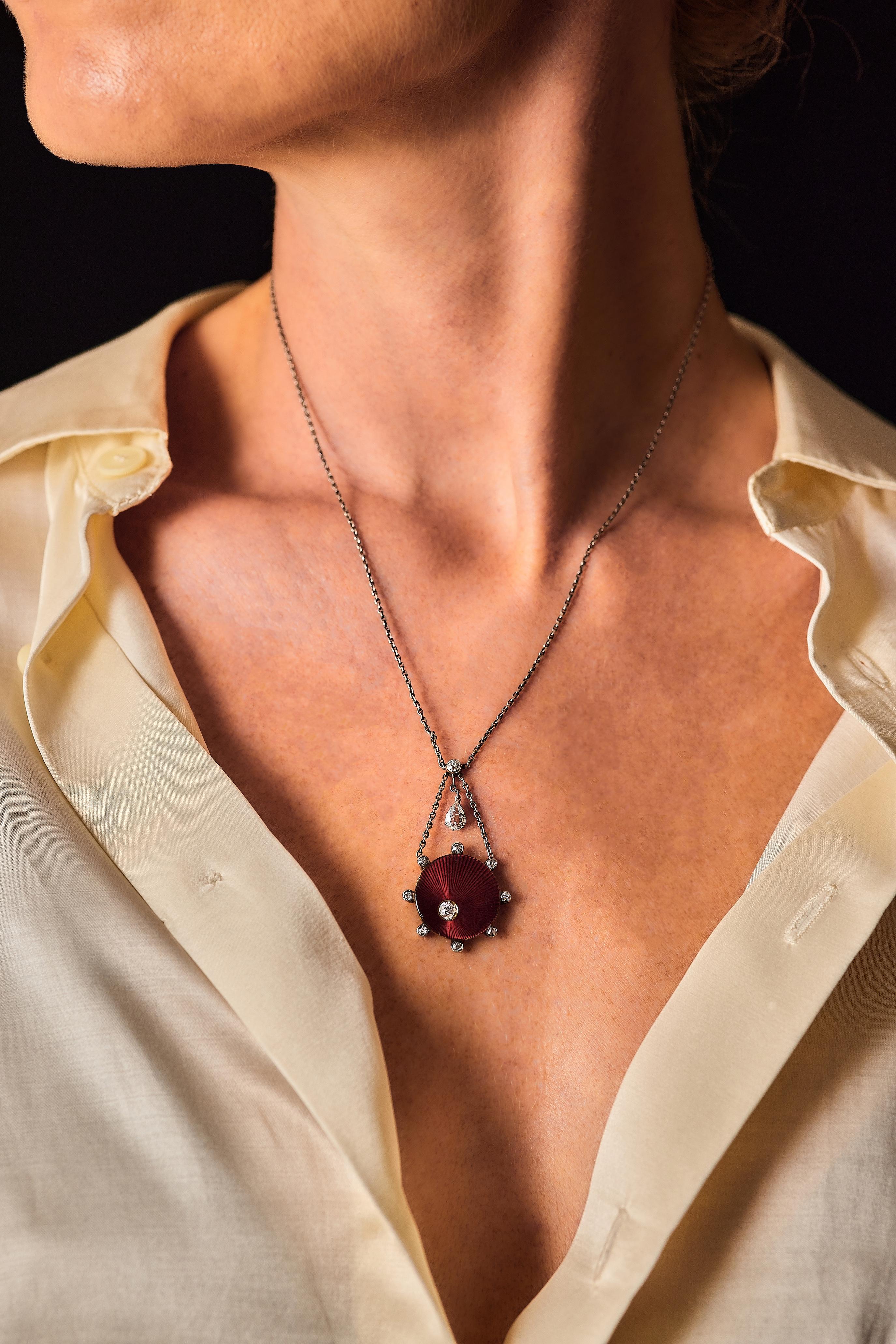 Collana in smalto e diamanti di epoca edoardiana, primi anni del 1900.

Pendente in oro bianco 8 kt. e oro giallo 14 kt. con diamanti antichi europei e diamanti a goccia sfaccettati e pendente con smalto guilloché rosso con diamante antico europeo