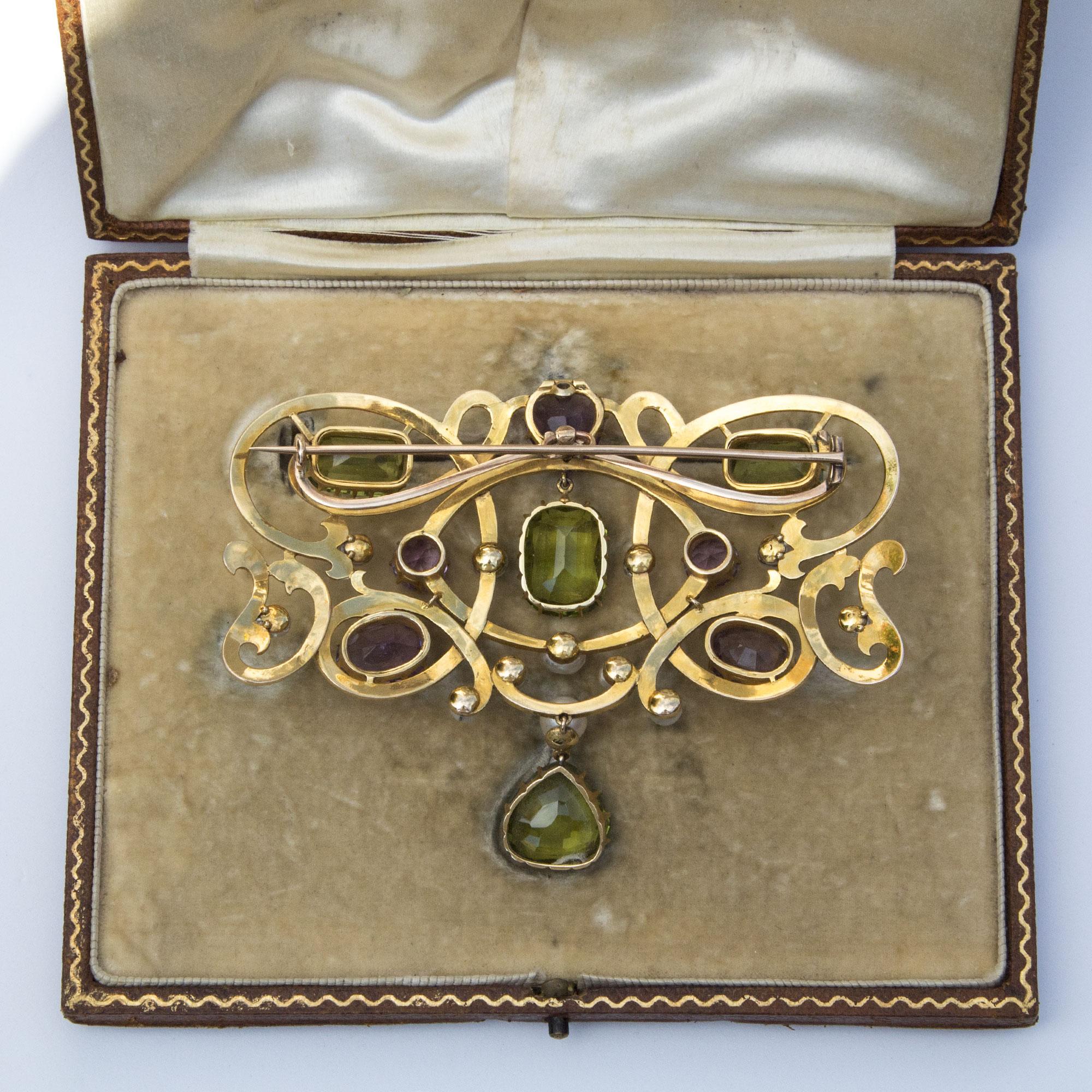 Cette broche de Suffragette de grande qualité est sertie dans sa boîte d'origine. Le plus gros péridot est d'environ 15 carats. Dans sa boîte d'origine. Le poids total des péridots est certifié à 24,78 carats. Le poids total des saphirs est certifié