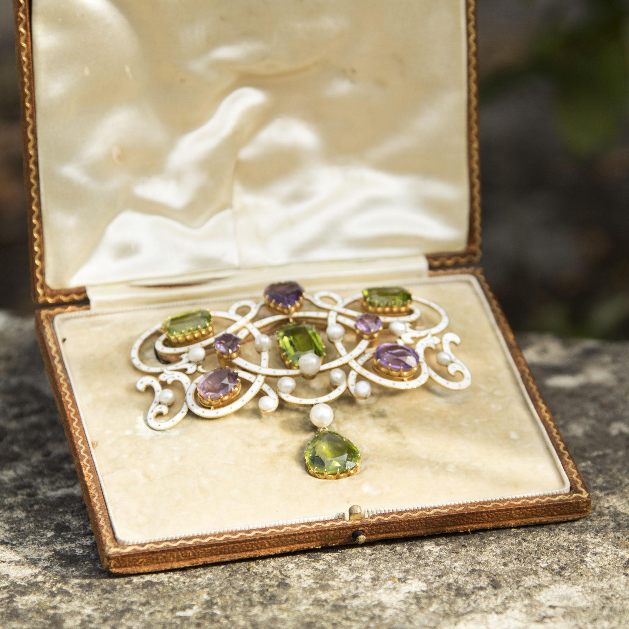 Taille émeraude Broche Suffragette édouardienne en or 18 carats, émail, péridot, perle et améthyste en vente