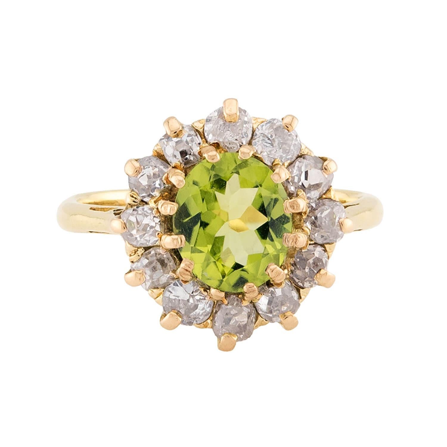 Ein exquisiter Peridot und Diamant Halo-Ring aus der Edwardianischen Ära (ca. 1910)! Dieser Ring aus 18-karätigem Gelbgold verfügt über einen zentralen Peridot-Stein von 1,75 Karat im Ovalschliff, der von einer 12-Zacken-Fassung gehalten wird. Der