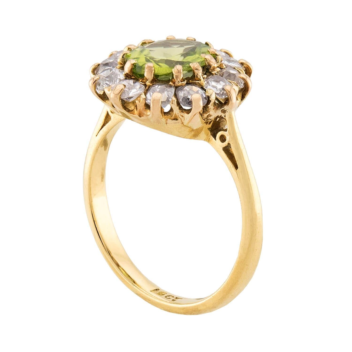 Edwardian English 18k Peridot & Diamant Halo Ring (Ovalschliff) im Angebot