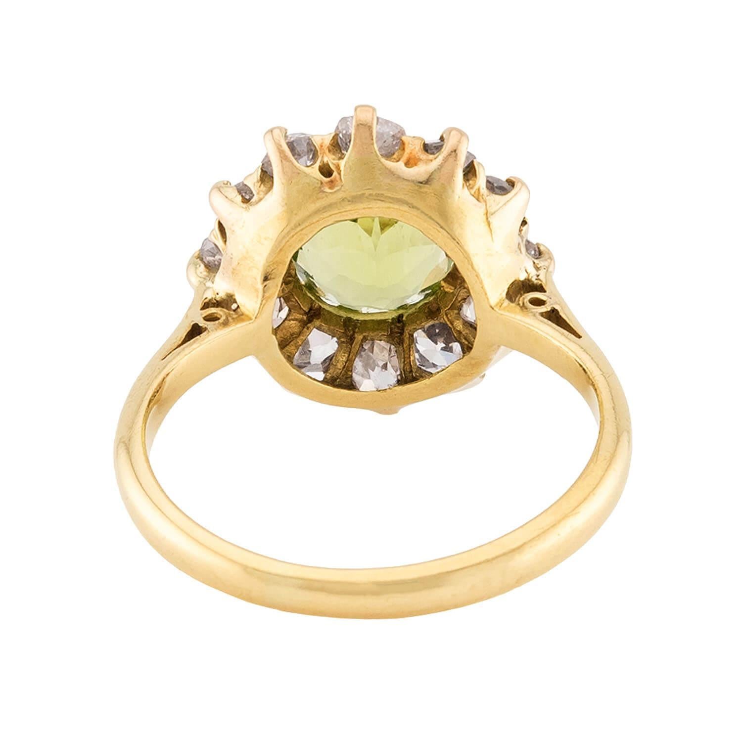 Edwardian English 18k Peridot & Diamant Halo Ring im Zustand „Gut“ im Angebot in Narberth, PA