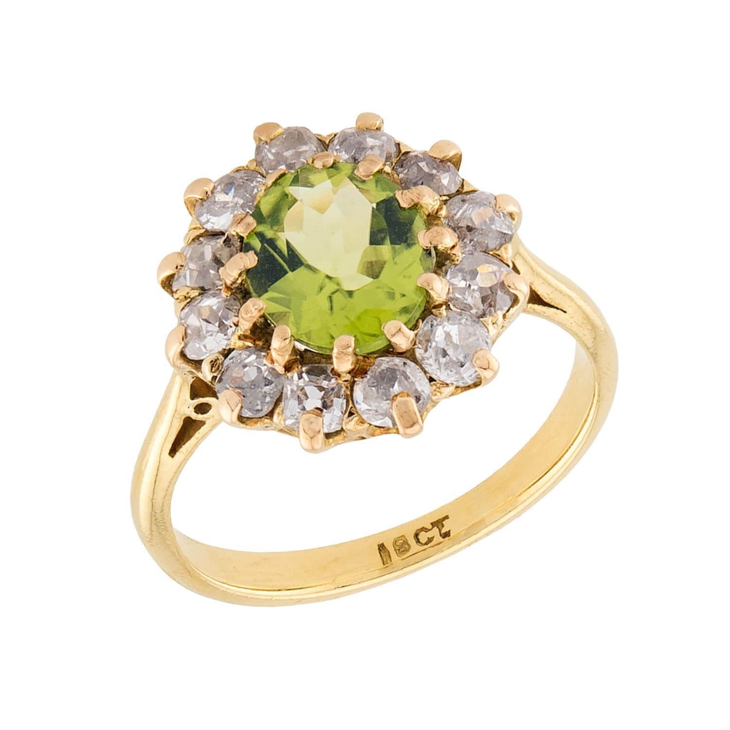 Edwardian English 18k Peridot & Diamant Halo Ring Damen im Angebot
