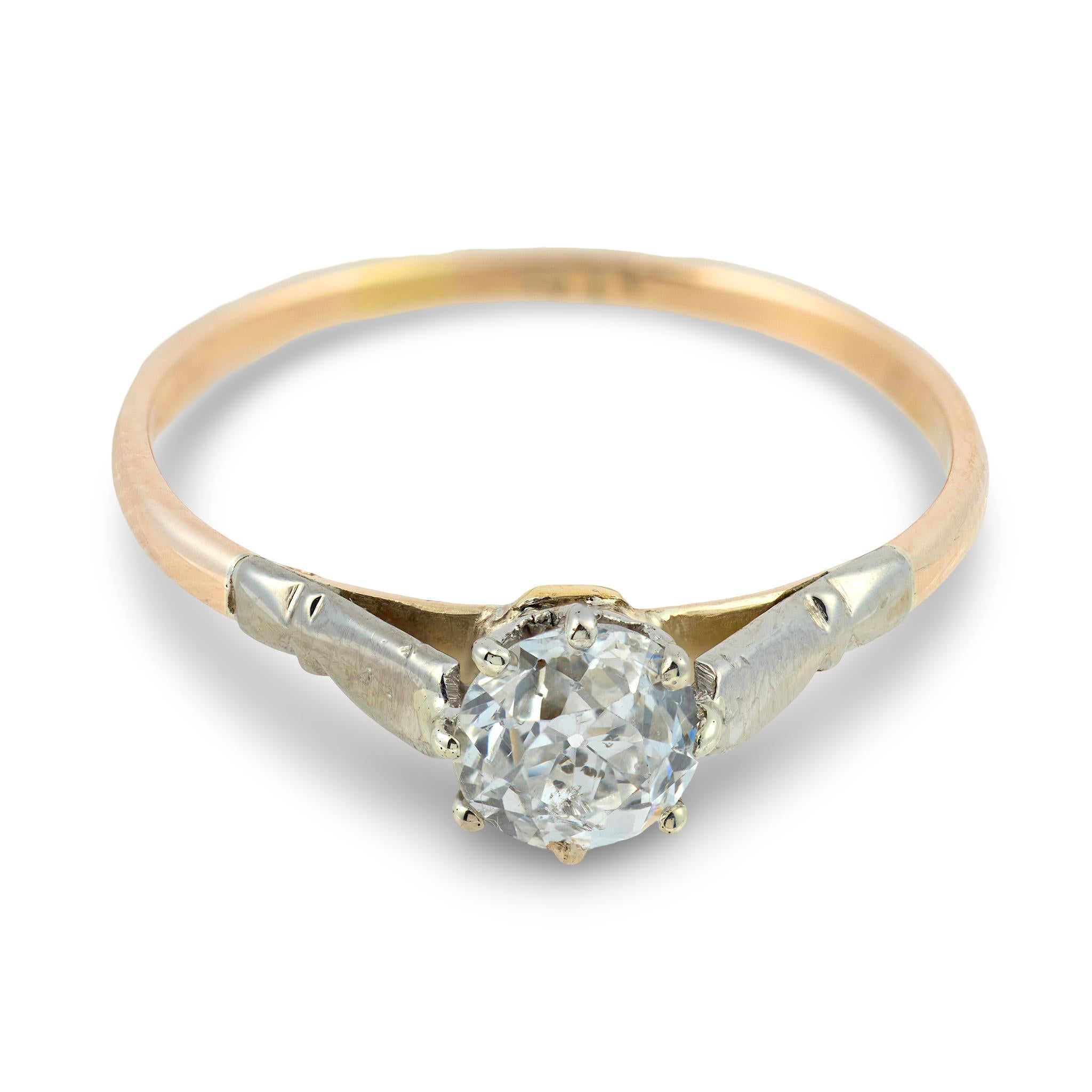 Uno splendido anello di fidanzamento con diamante dell'epoca edoardiana (ca. 1910)! Realizzato in vibrante oro giallo 9 carati e platino, questo anello presenta un diamante taglio mina da 0,62 carati, incastonato in una montatura a otto punte. La