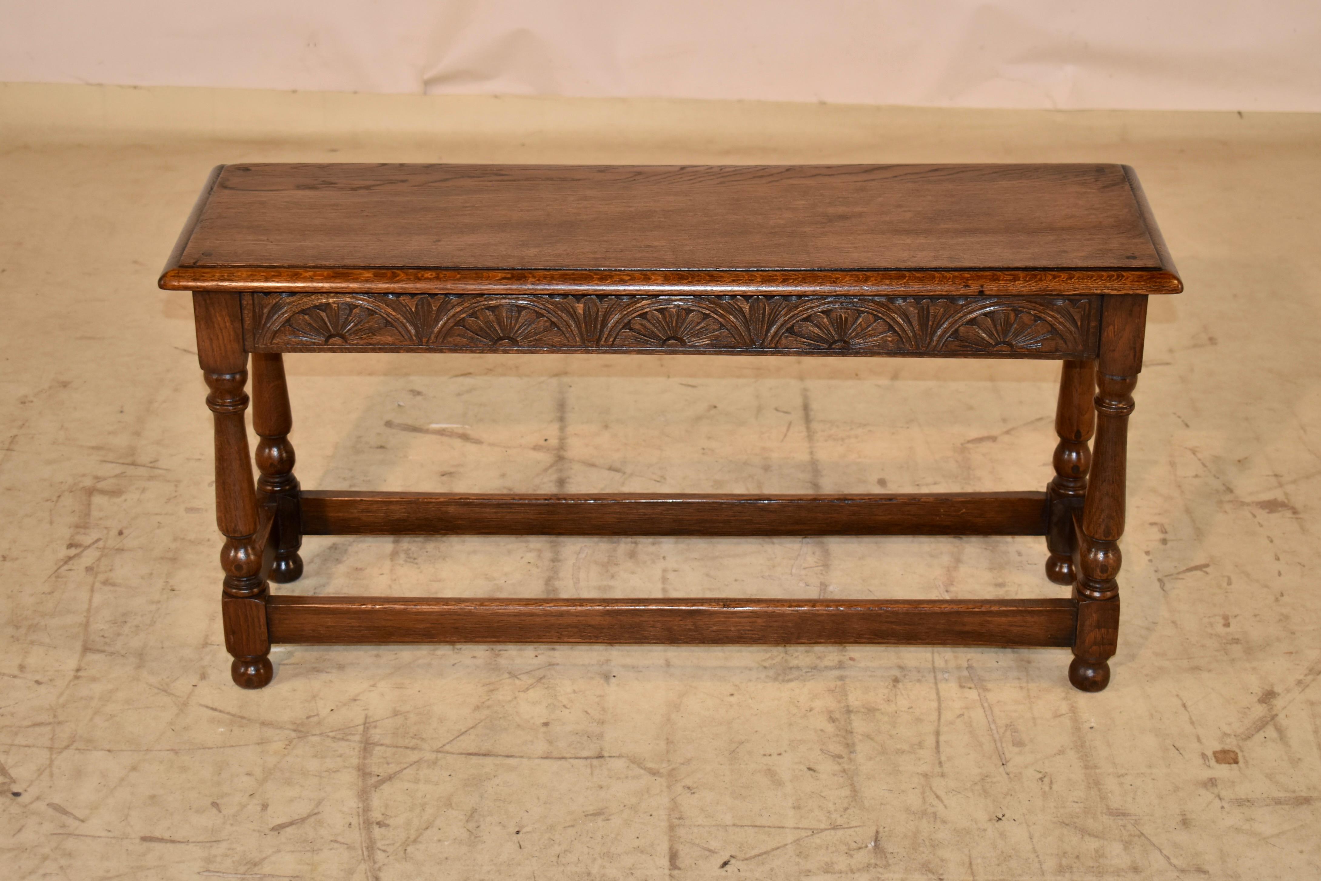 Panca d'epoca in quercia proveniente dall'Inghilterra.  Il piano è composto da un'unica tavola e ha un bordo smussato.  Questo segue fino a  un semplice grembiule intagliato a mano e decorato su tutti e quattro i lati per essere facilmente