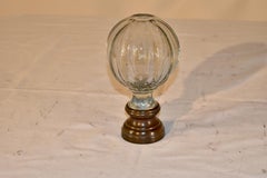 Poste inglés eduardiano de cristal tallado con base de bronce