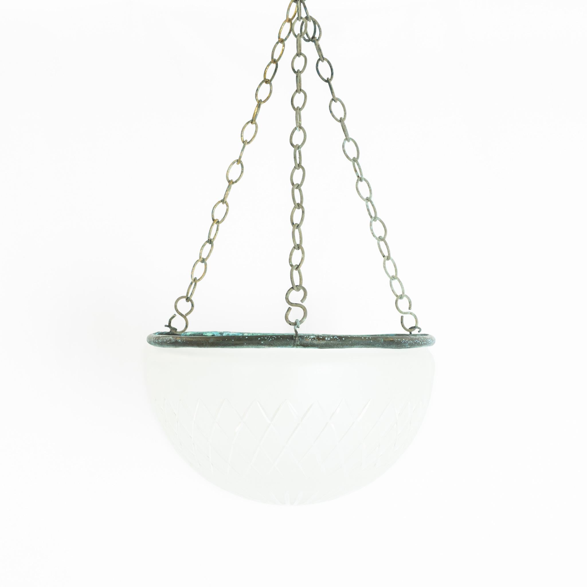 Plafonnier givré de style anglais édouardien.
Elle est entourée d'un cercle de cuivre patiné, d'une chaîne à maillons ancienne et d'une rosace de plafond.

Hauteur du bol - 20 cm
Diamètre du bol - 35 cm
Longueur de la chaîne - 45,5 cm 

Angleterre,