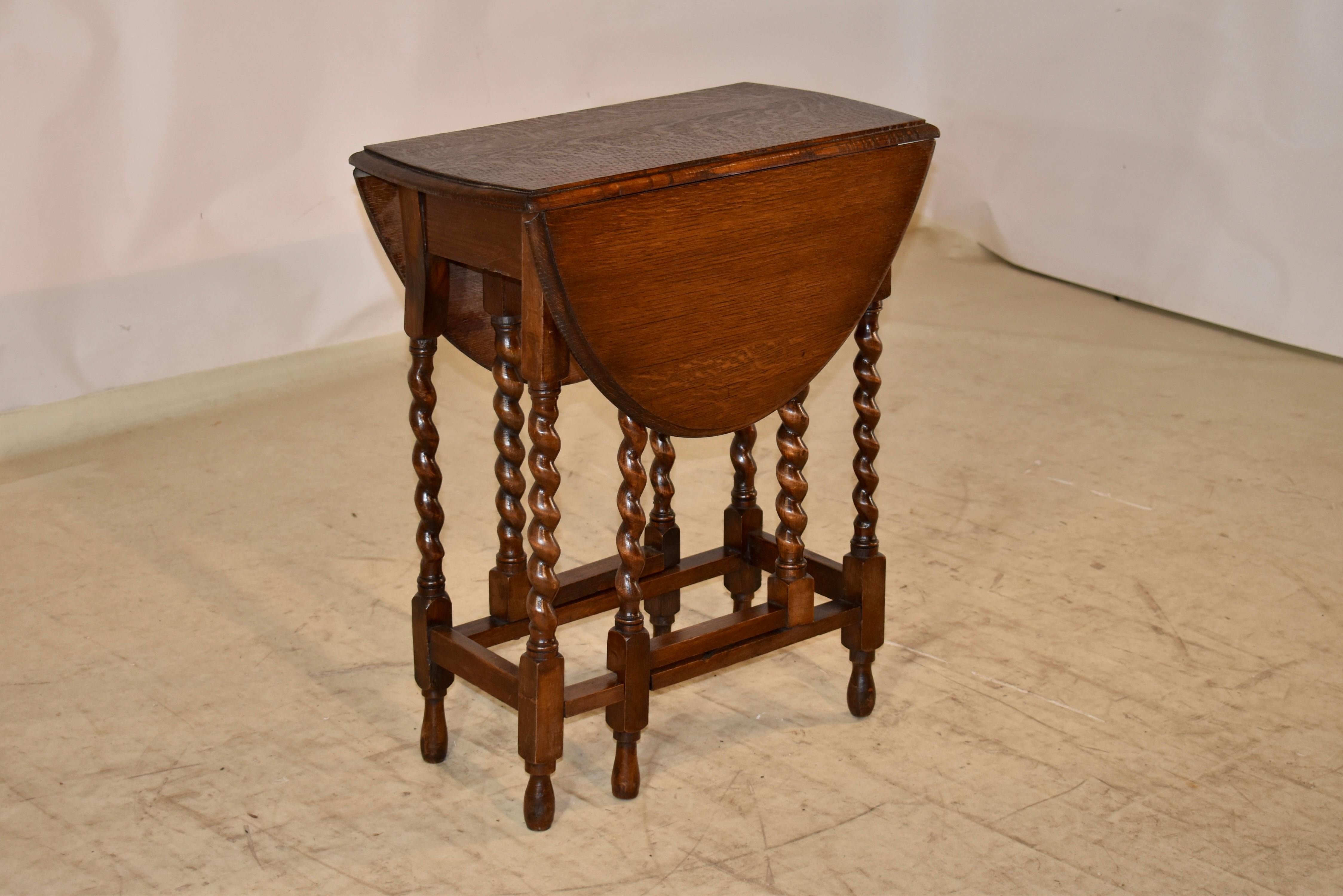 Period Edwardian oak side table with two drop leaves and gate legs which swing out to increase the size of the table to 35.25 inches in length when fully opened.  The top has a lovely beveled edge and follows down to a simple apron and is supported