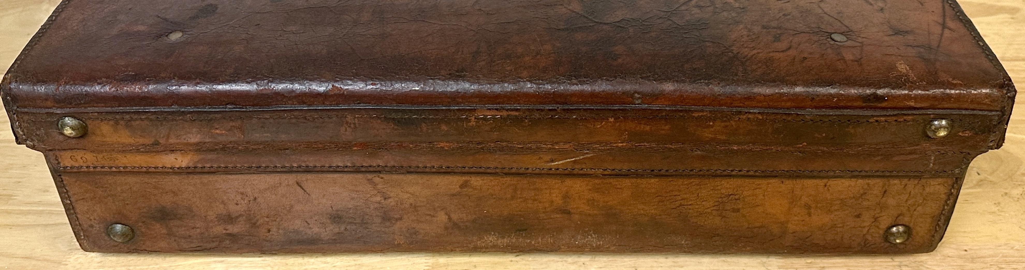 Edwardian English Leather & Brass Suitcase von Army & Navy CSL London Circa 1910 im Angebot 3