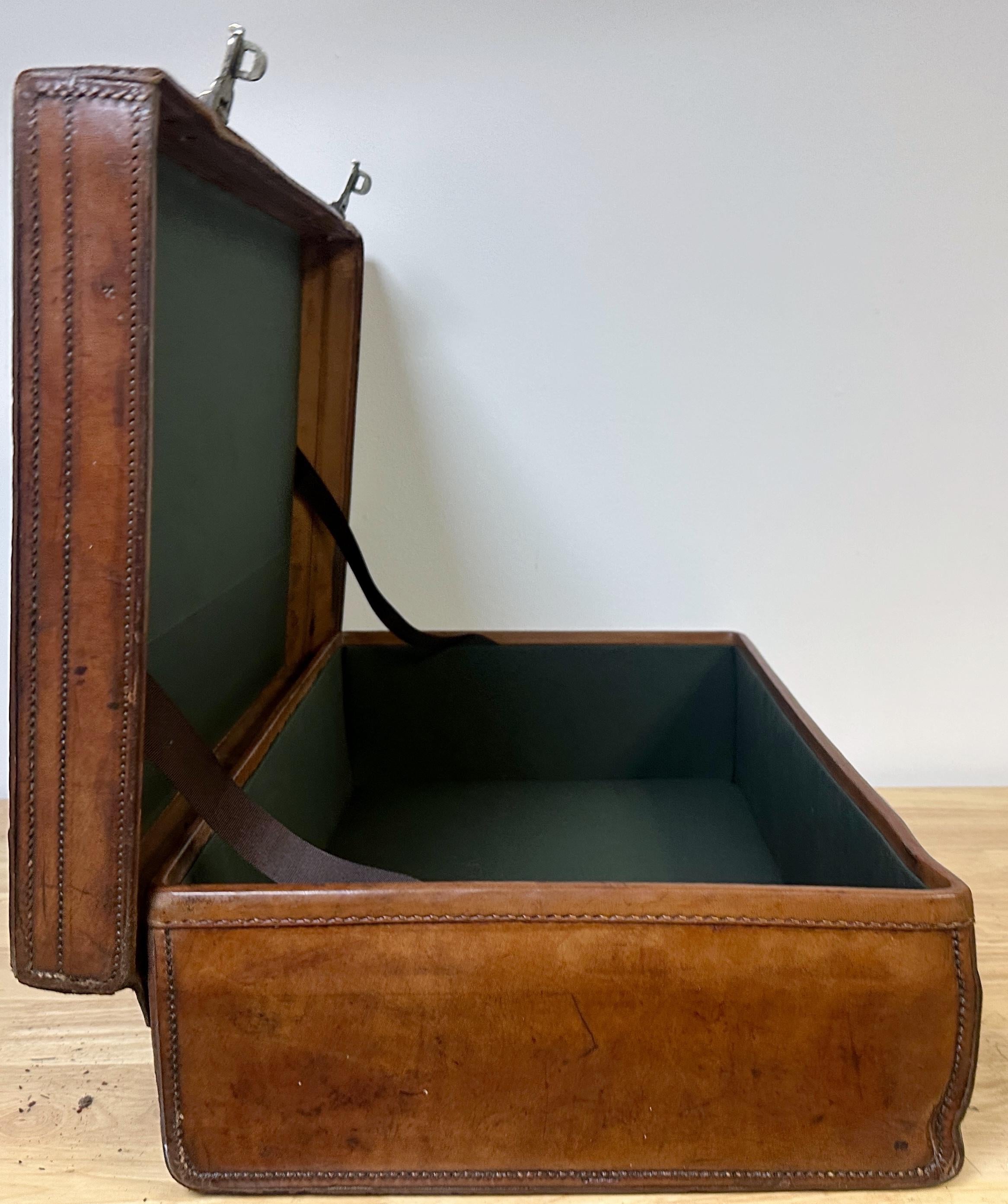 Edwardian English Leather & Brass Suitcase von Army & Navy CSL London Circa 1910 im Angebot 4