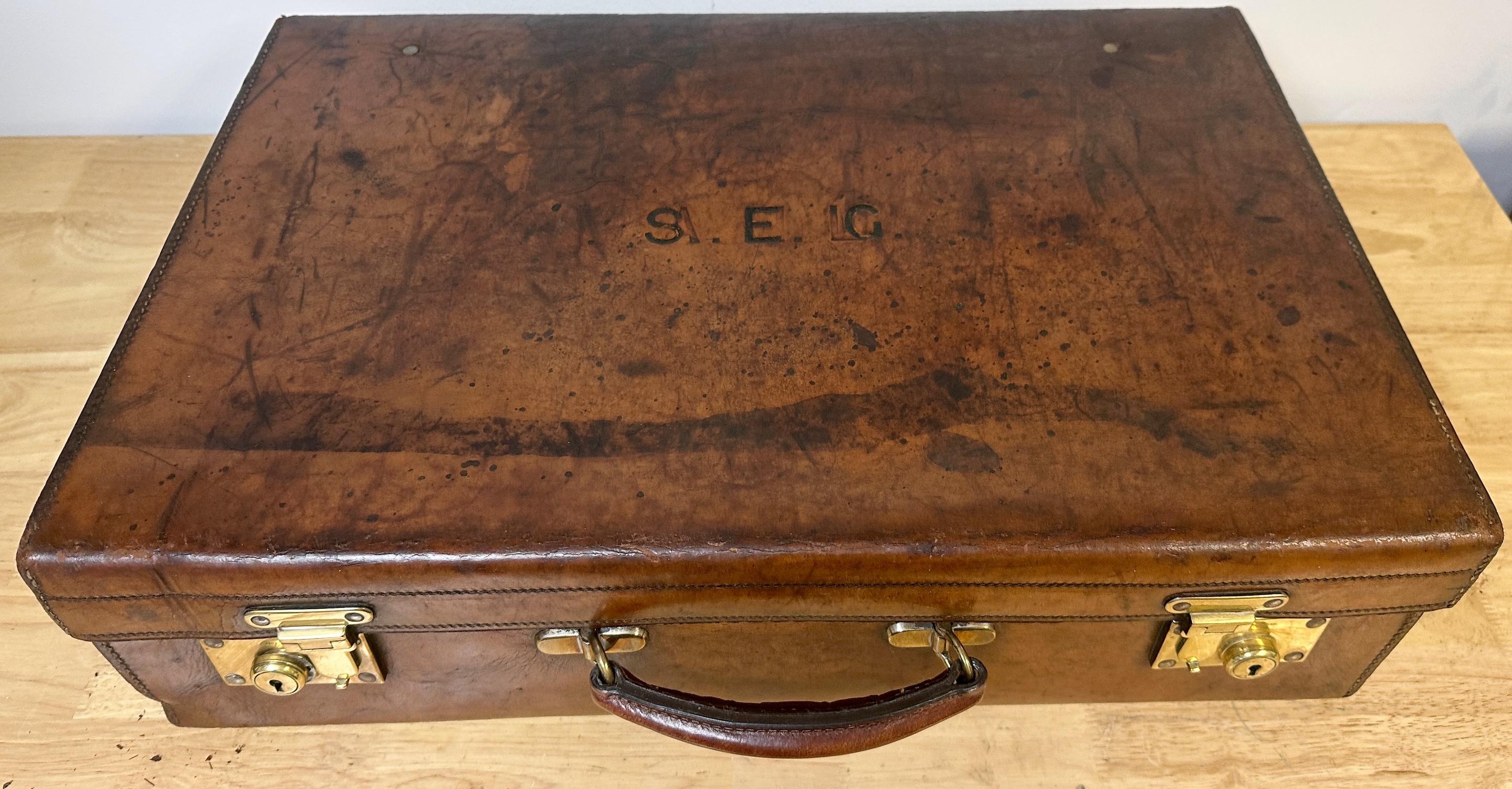 Edwardian English Leather & Brass Suitcase von Army & Navy CSL London Circa 1910 im Angebot 5