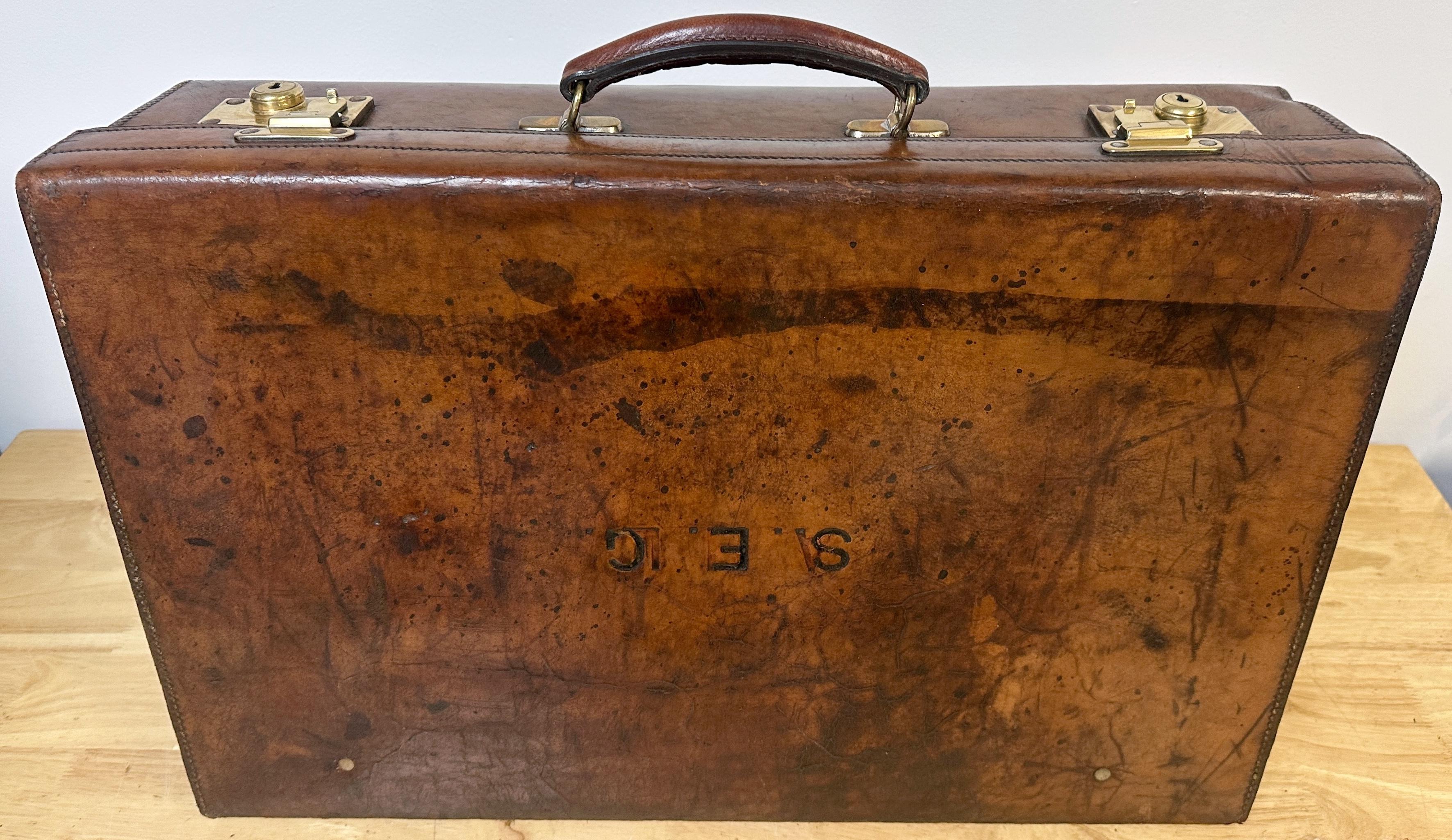 Edwardian English Leather & Brass Suitcase von Army & Navy CSL London Circa 1910 im Angebot 6