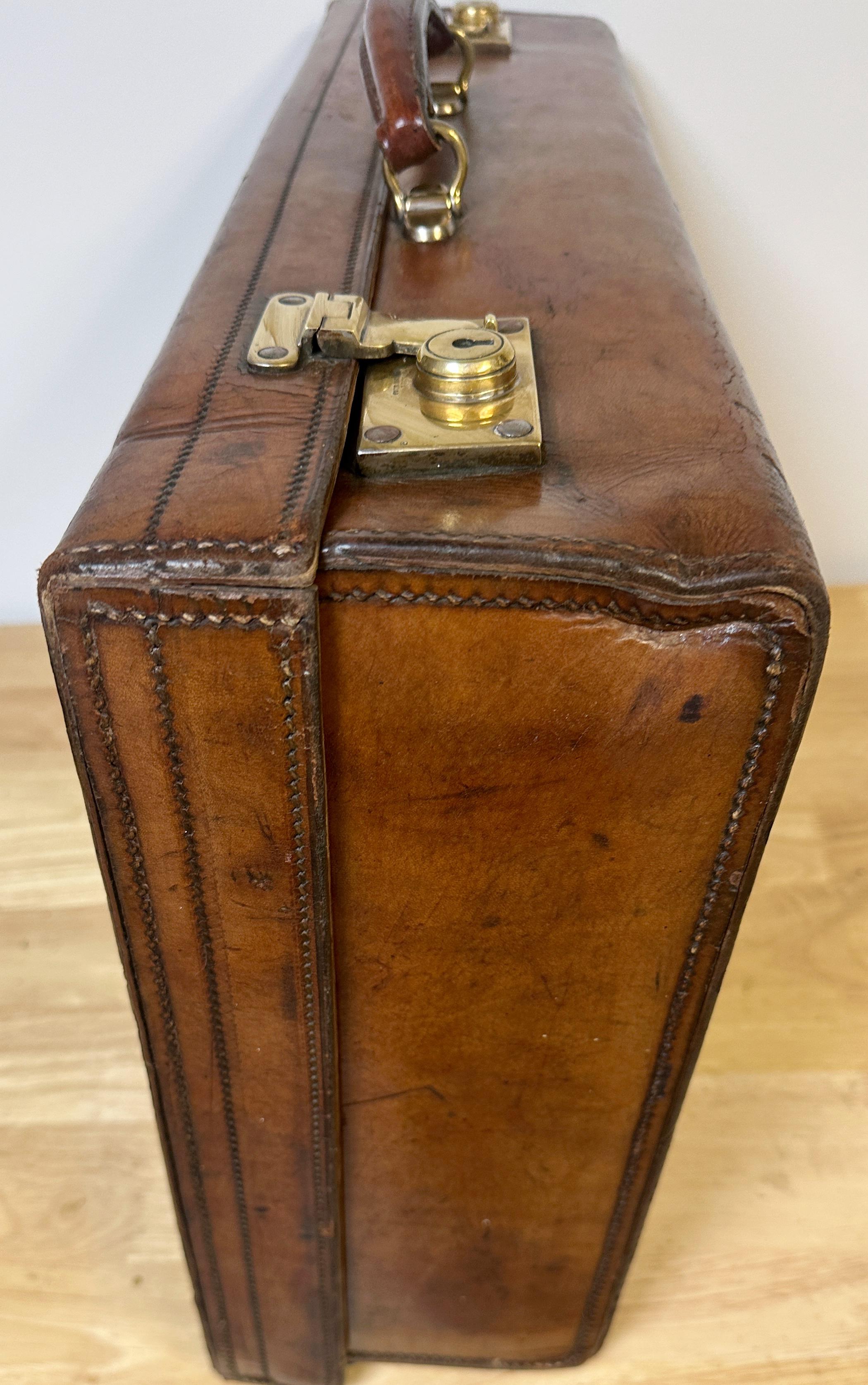 Edwardian English Leather & Brass Suitcase von Army & Navy CSL London Circa 1910 im Angebot 7