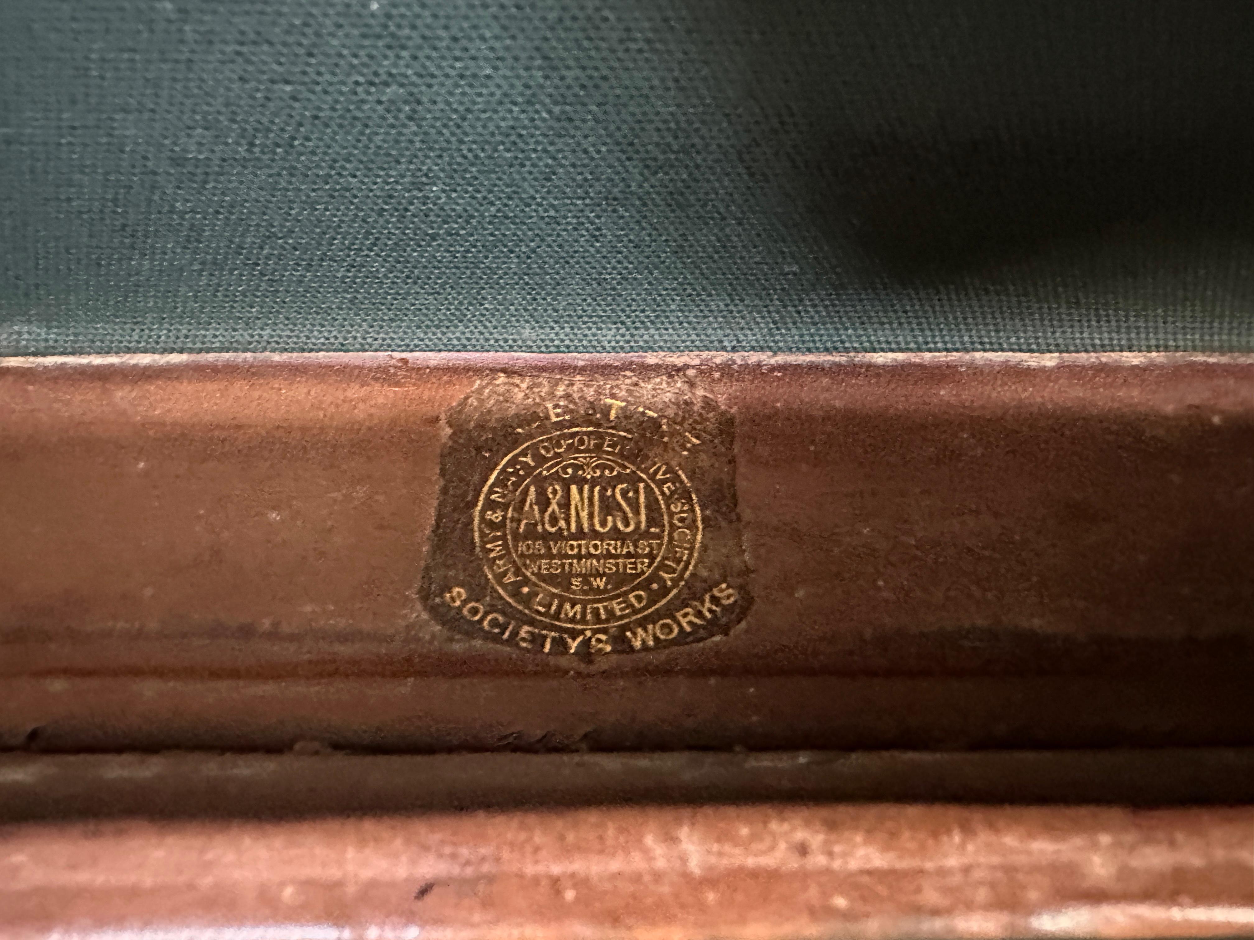 Edwardian English Leather & Brass Suitcase von Army & Navy CSL London Circa 1910 im Angebot 8