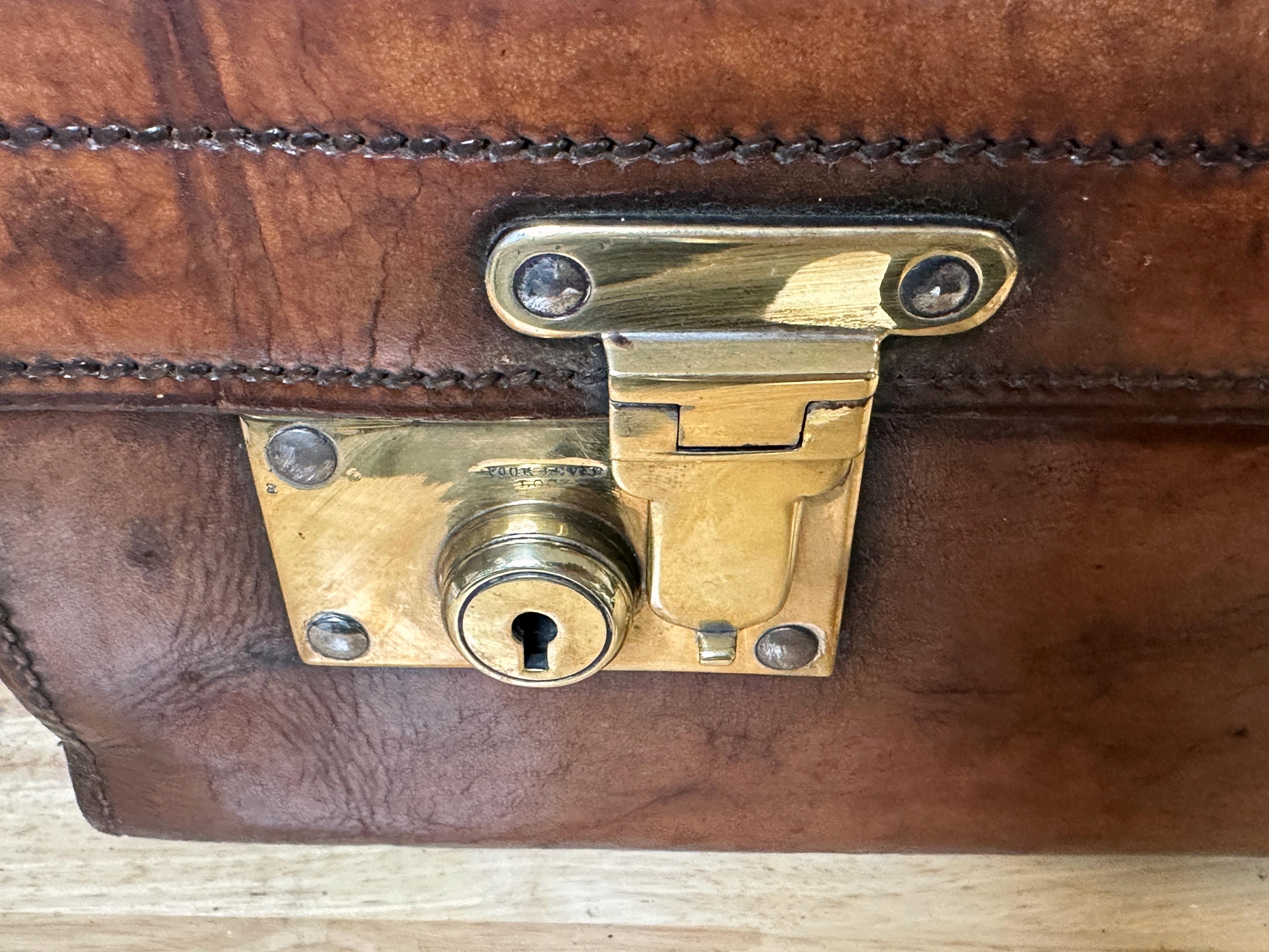 Edwardian English Leather & Brass Suitcase von Army & Navy CSL London Circa 1910 im Angebot 9