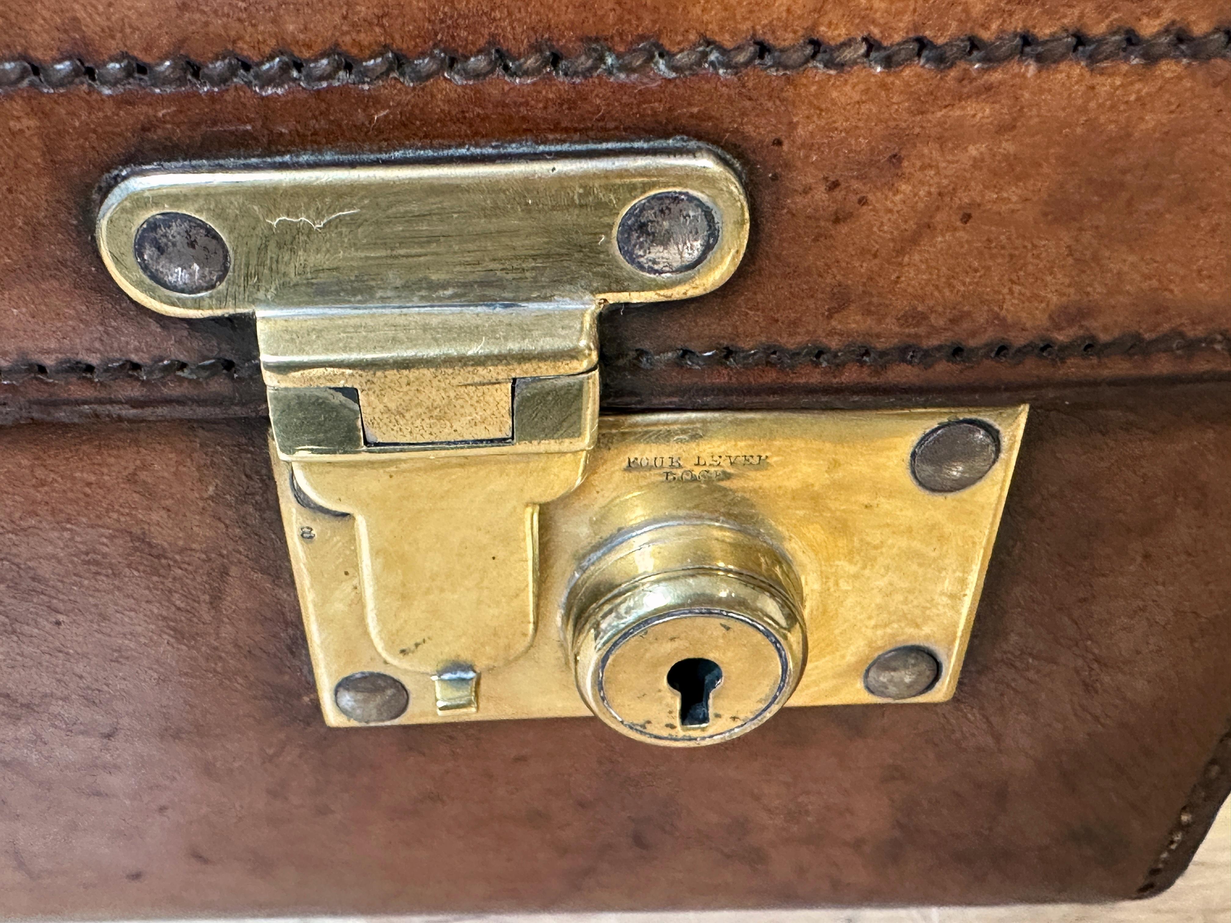 Edwardian English Leather & Brass Suitcase von Army & Navy CSL London Circa 1910 im Angebot 10