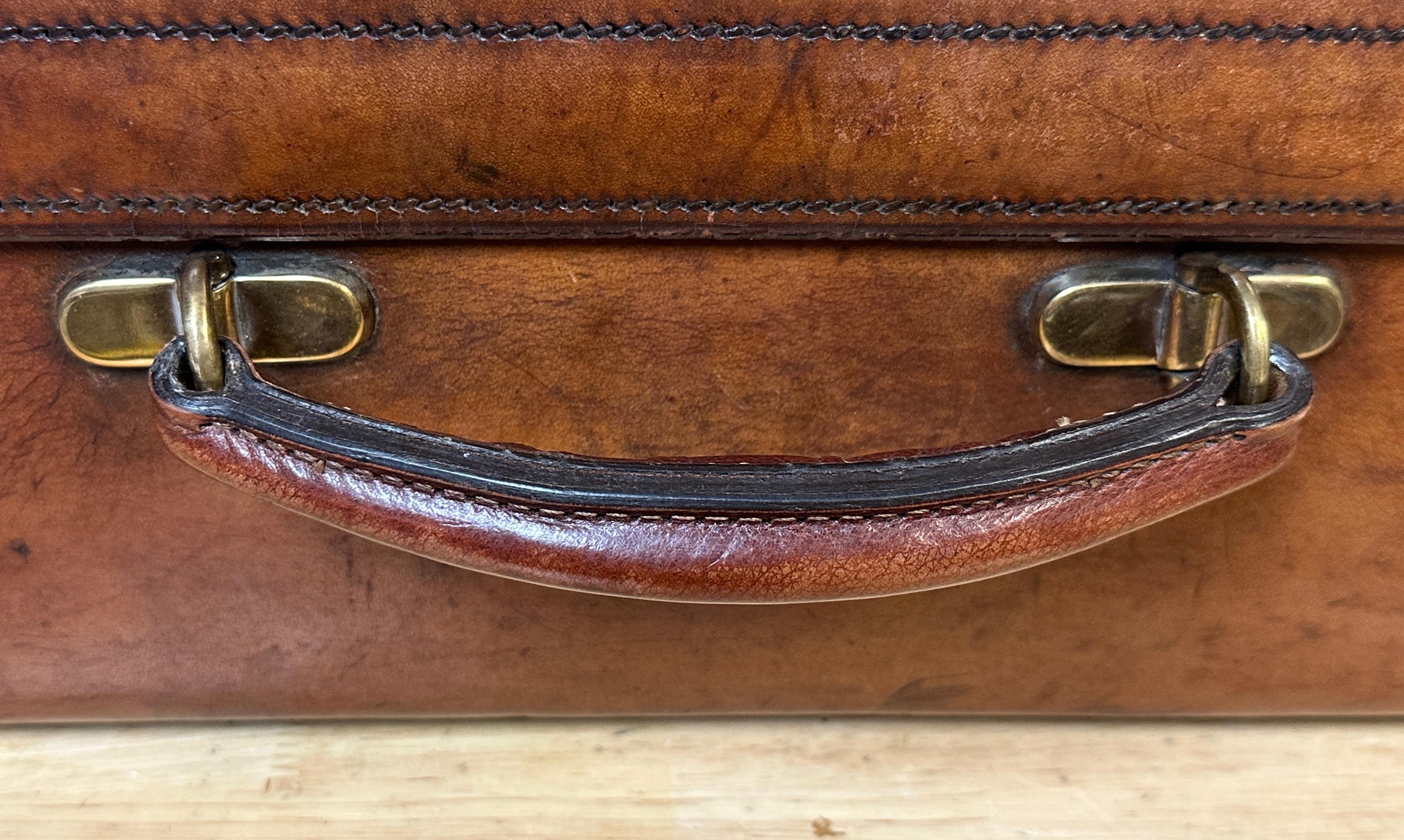 Edwardian English Leather & Brass Suitcase von Army & Navy CSL London Circa 1910 im Angebot 11
