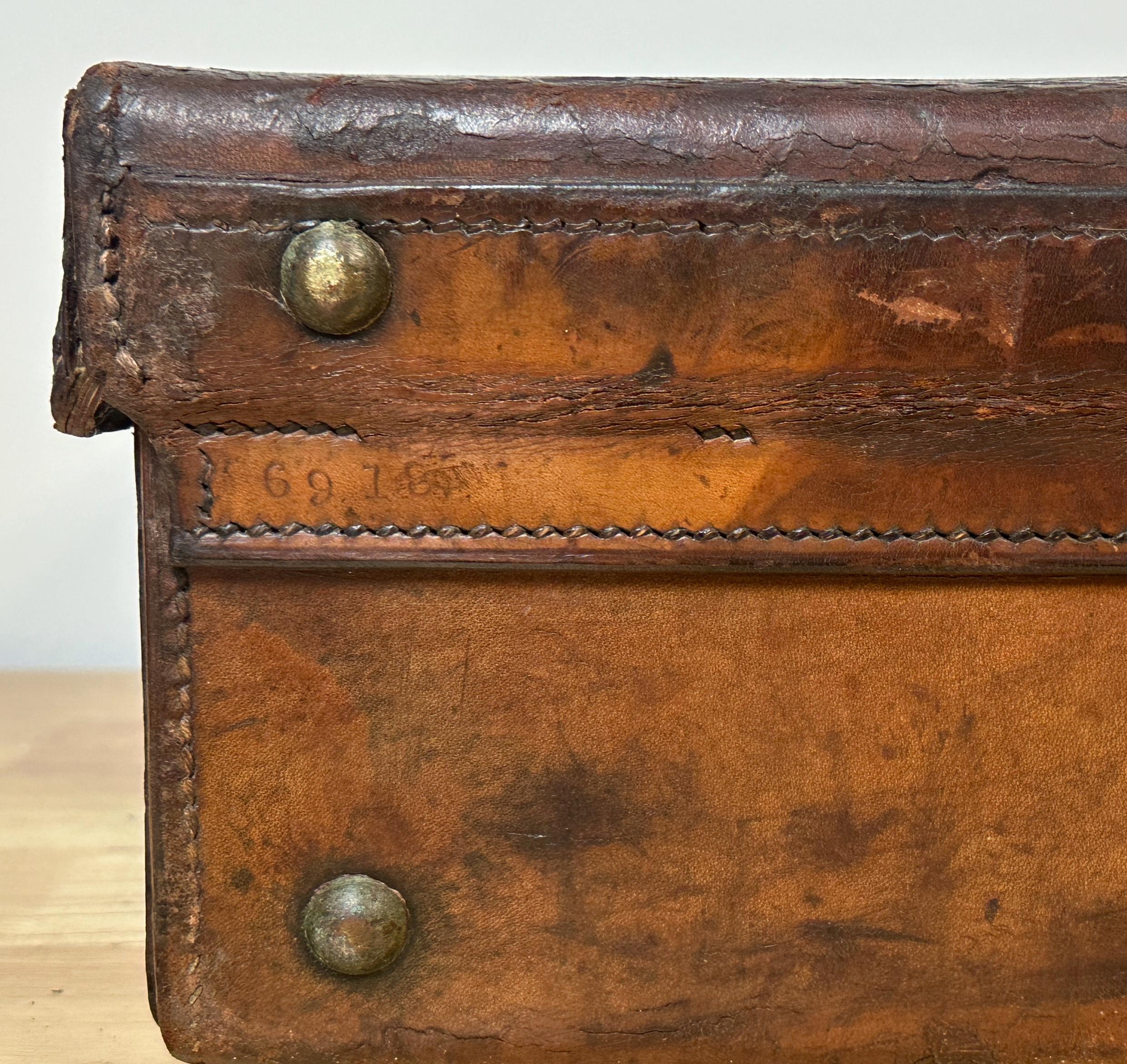 Edwardian English Leather & Brass Suitcase von Army & Navy CSL London Circa 1910 im Angebot 12