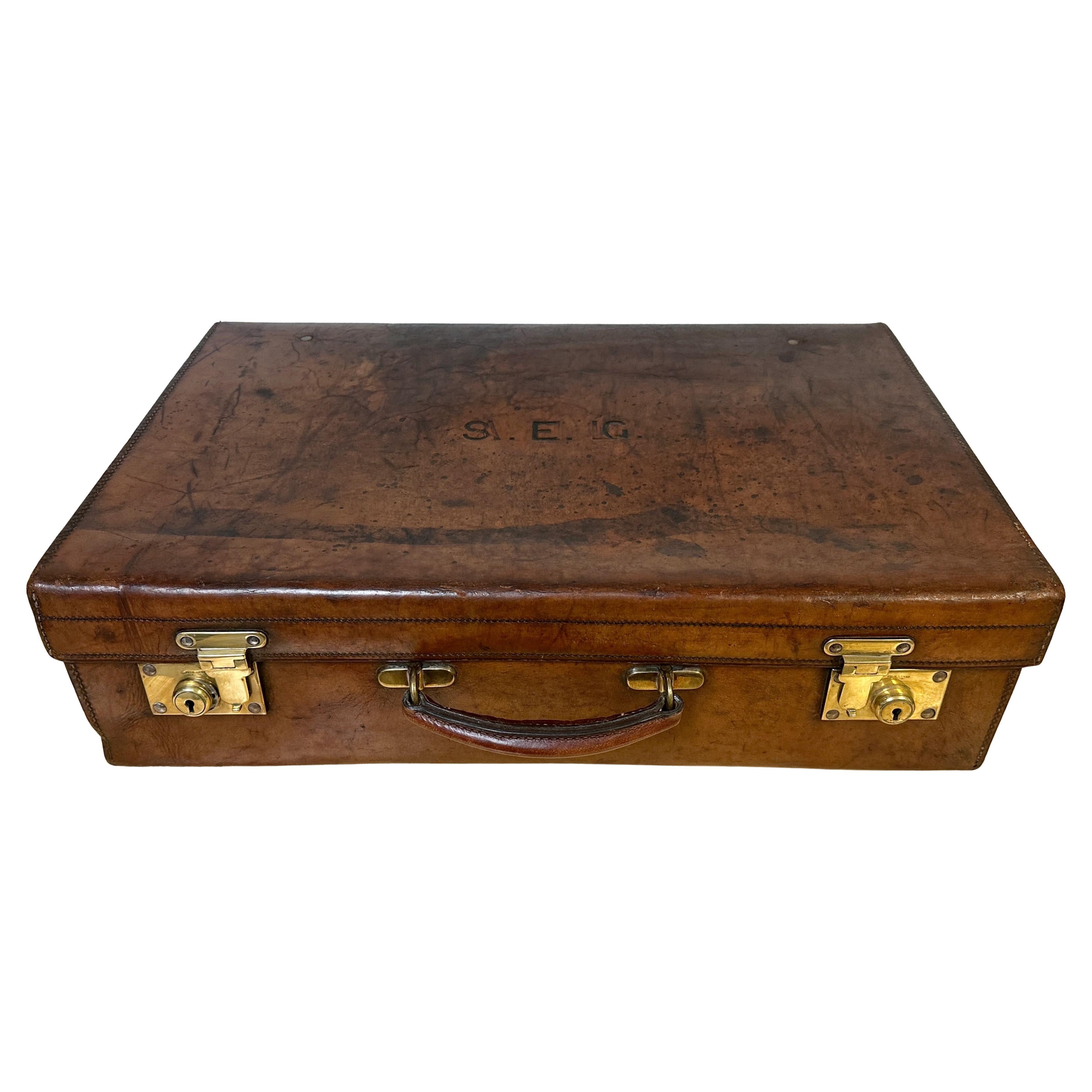 Edwardian English Leather & Brass Suitcase von Army & Navy CSL, London, Anfang 20.

Beschreibung:
Ein hübscher und historisch wertvoller englischer Lederkoffer aus dem frühen 20. Jahrhundert von der renommierten Army & Navy Co-operative Society Ltd.