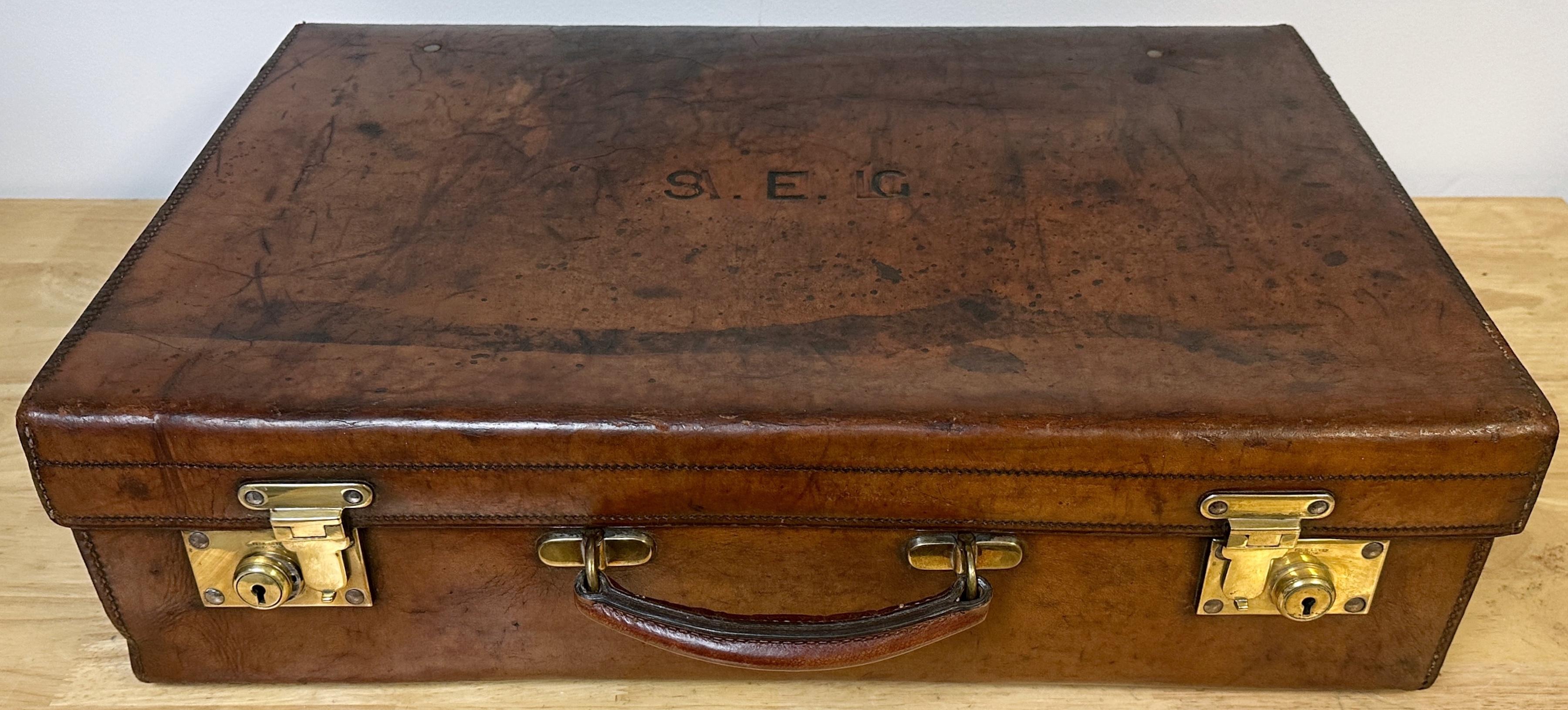Edwardian English Leather & Brass Suitcase von Army & Navy CSL London Circa 1910 (Englisch) im Angebot