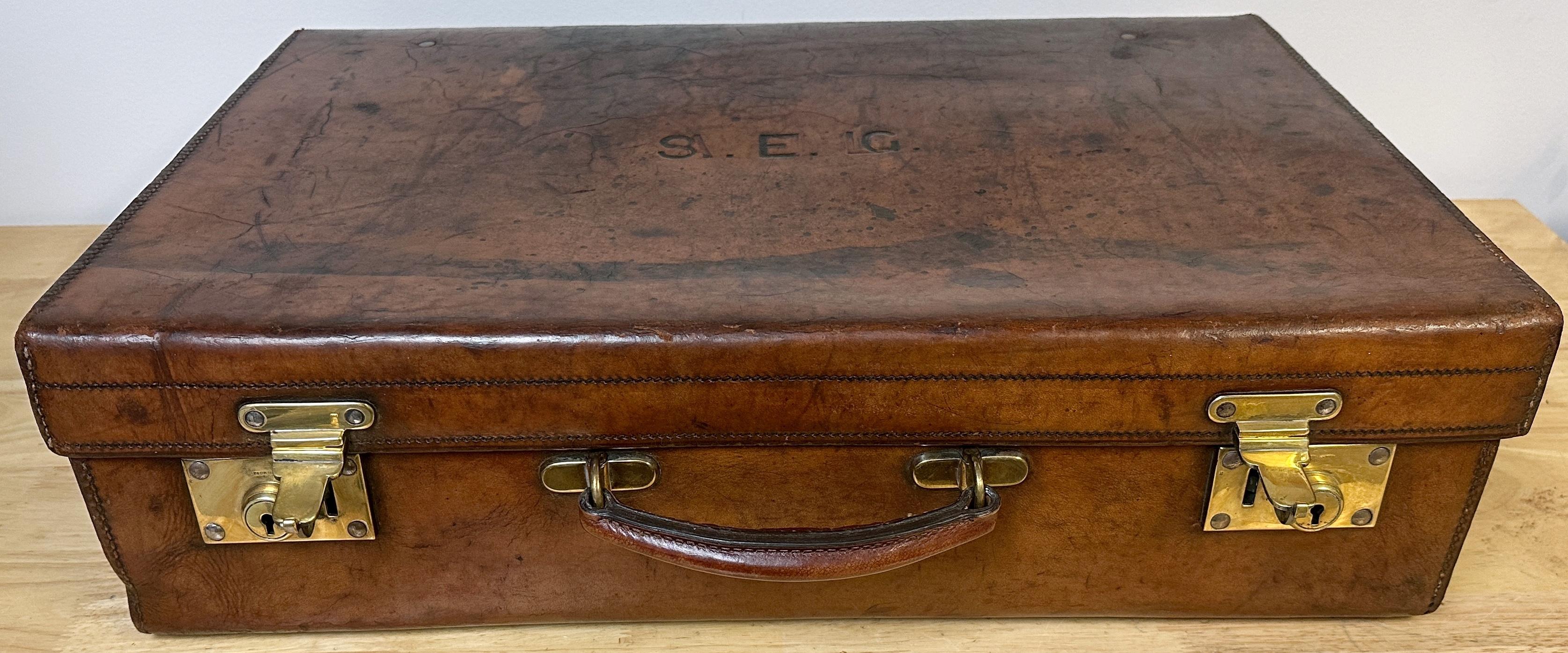 Edwardian English Leather & Brass Suitcase von Army & Navy CSL London Circa 1910 (Patiniert) im Angebot