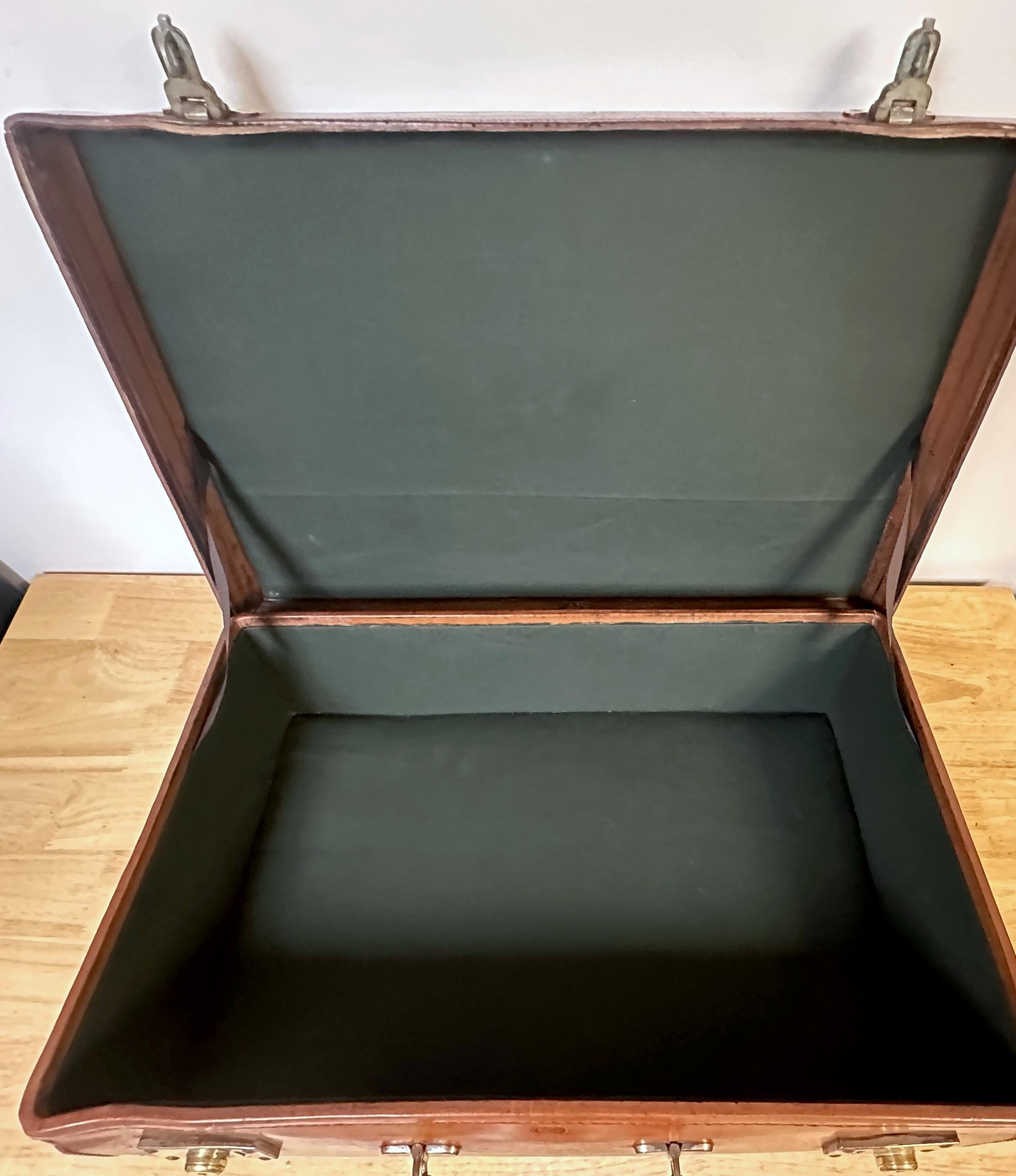 Edwardian English Leather & Brass Suitcase von Army & Navy CSL London Circa 1910 im Zustand „Gut“ im Angebot in West Palm Beach, FL