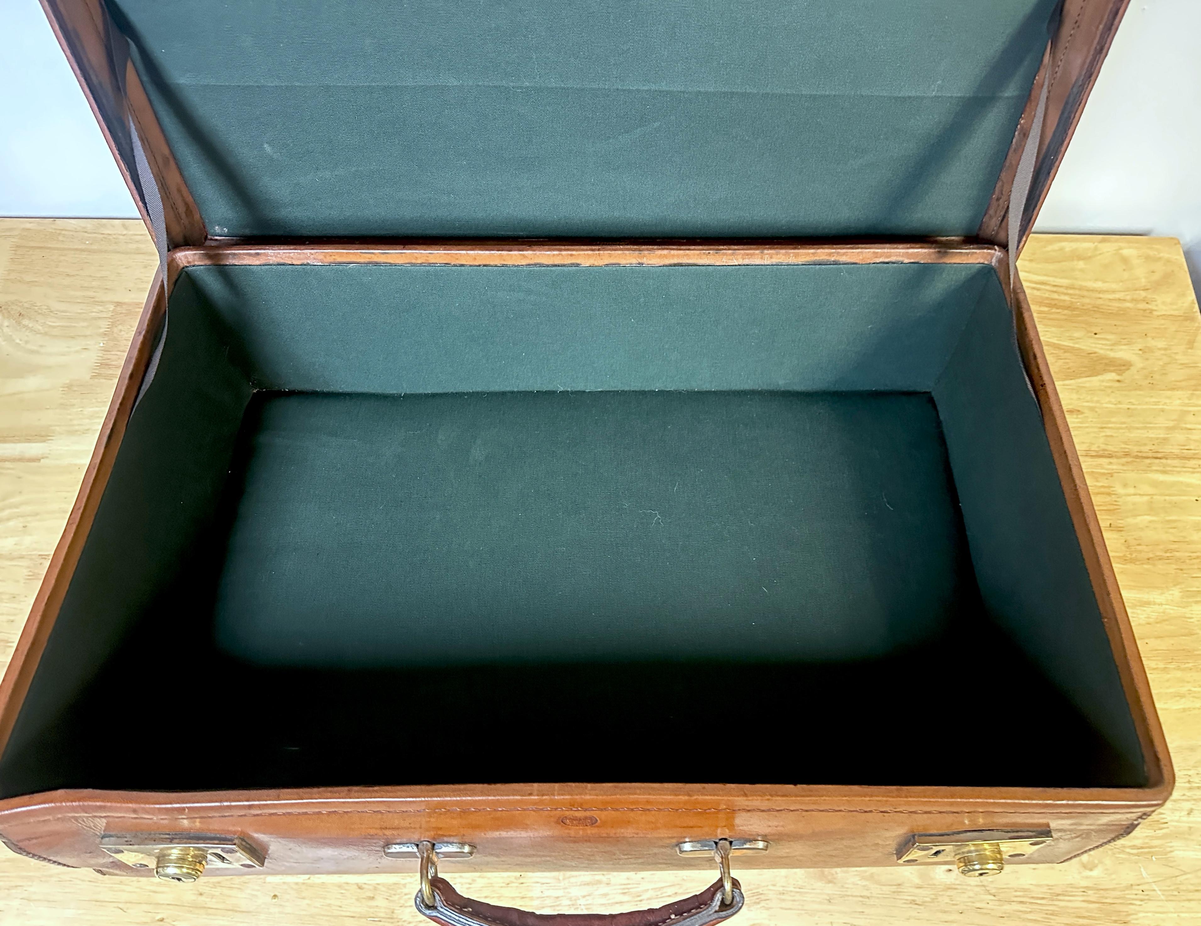 Edwardian English Leather & Brass Suitcase von Army & Navy CSL London Circa 1910 (20. Jahrhundert) im Angebot