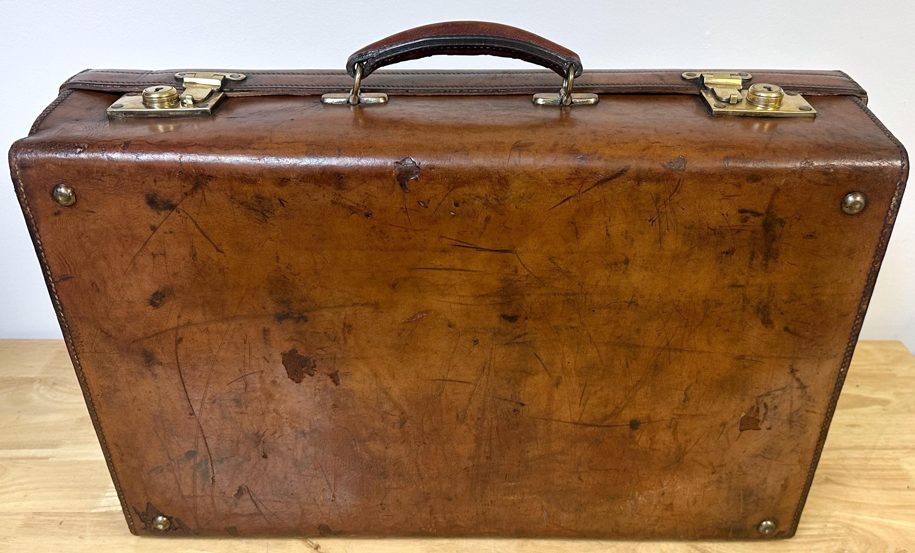 Edwardian English Leather & Brass Suitcase von Army & Navy CSL London Circa 1910 (Messing) im Angebot