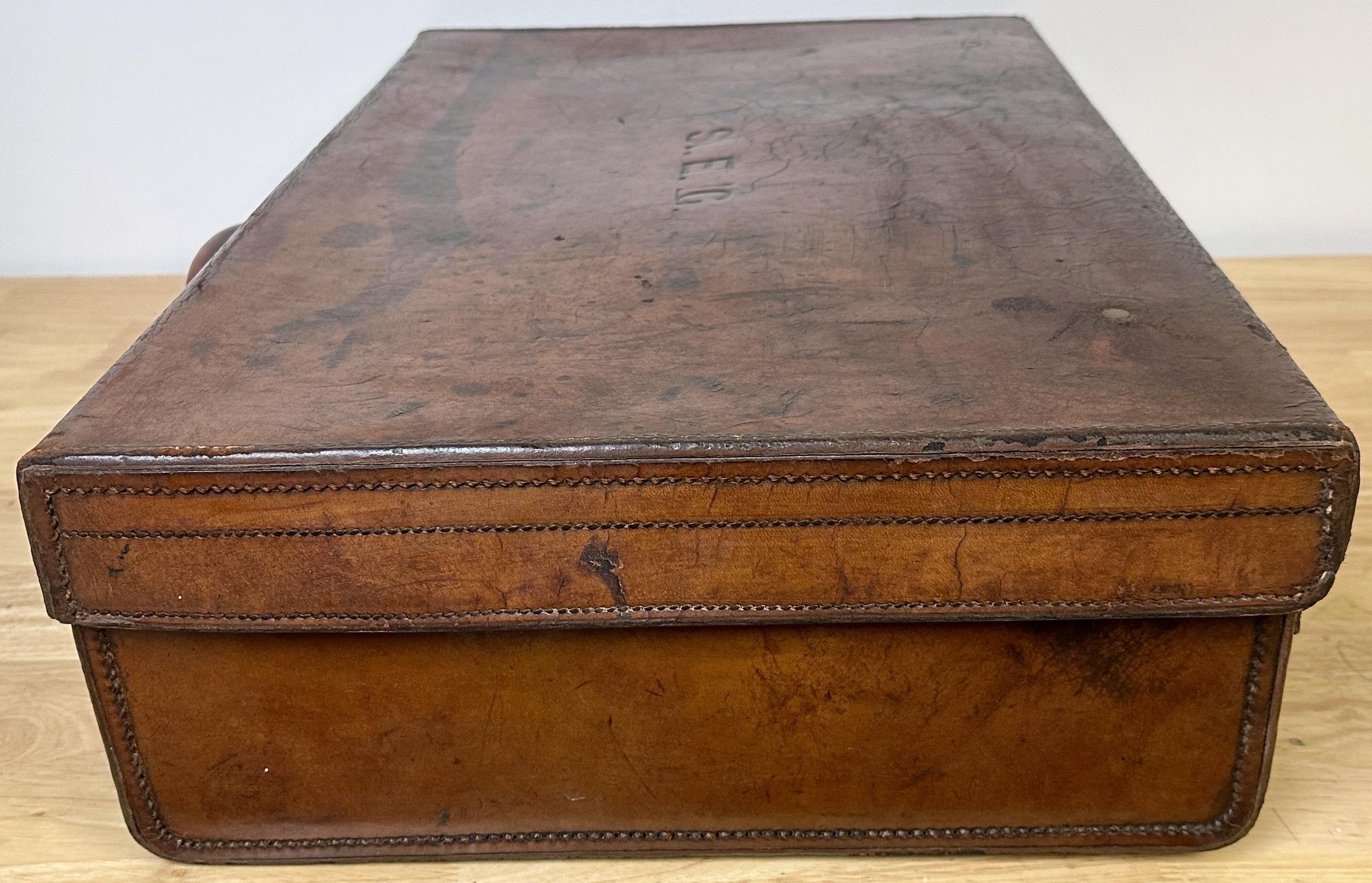 Edwardian English Leather & Brass Suitcase von Army & Navy CSL London Circa 1910 im Angebot 1