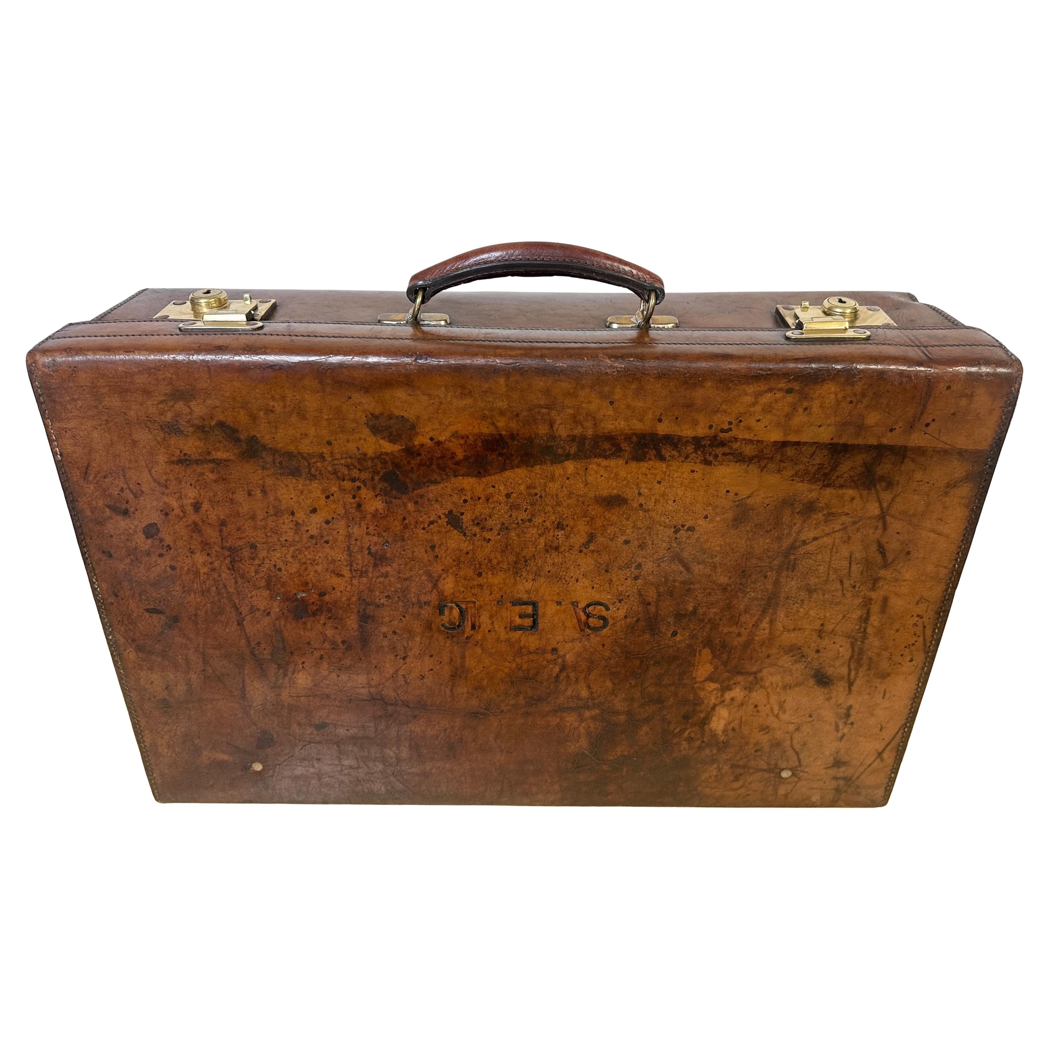 Edwardian English Leather & Brass Suitcase von Army & Navy CSL London Circa 1910