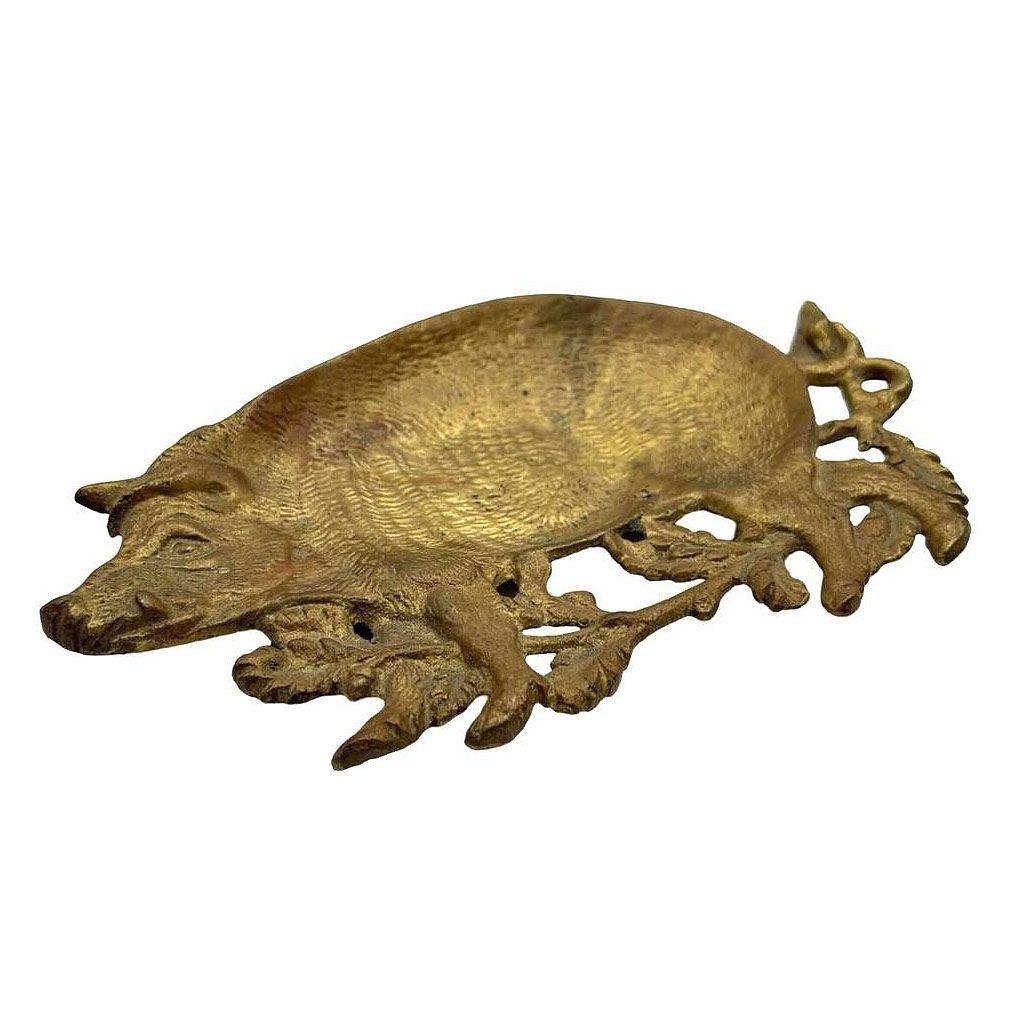 Dieses originale Ringtablett aus der Edwardianischen Ära zeigt eine komplizierte Darstellung eines Wildschweins inmitten von üppigem Laub, mit fein detaillierten Blättern und gewundenen Ranken. Das aus massivem Messing gefertigte Tablett lässt die