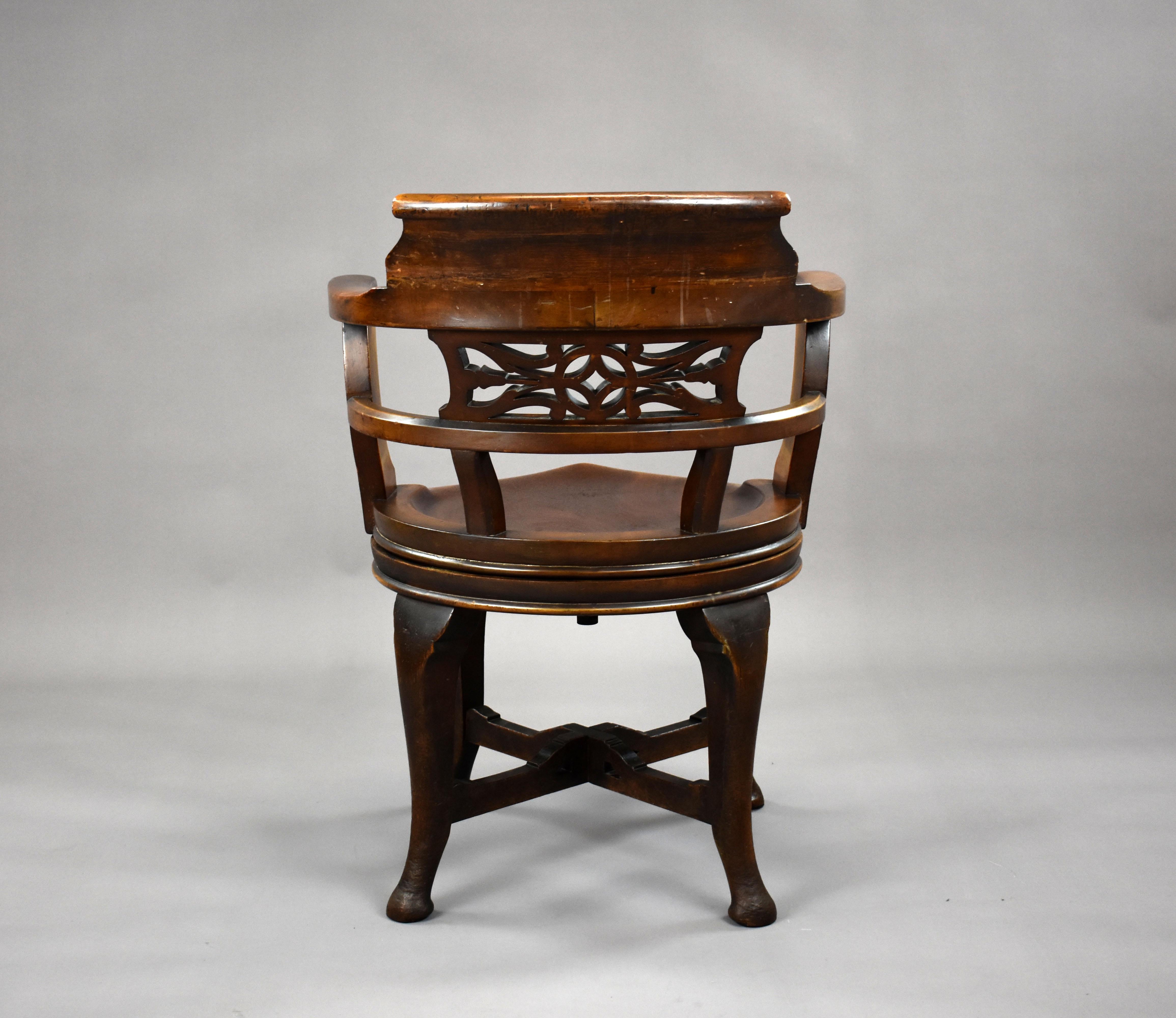 20ième siècle Chaise de bureau anglaise édouardienne en acajou en vente