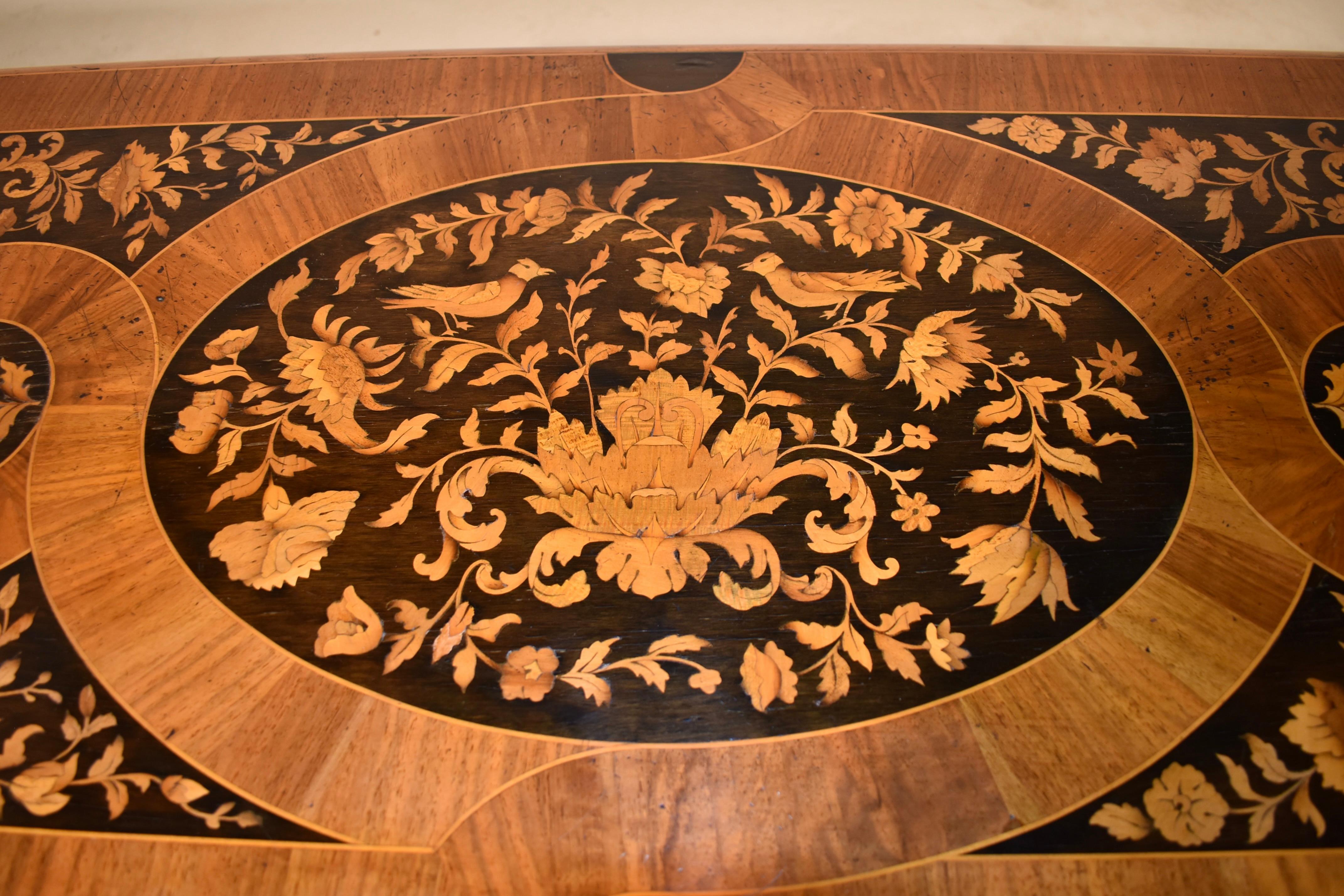 Mesa auxiliar inglesa eduardiana de marquetería, c. 1900 Boj en venta