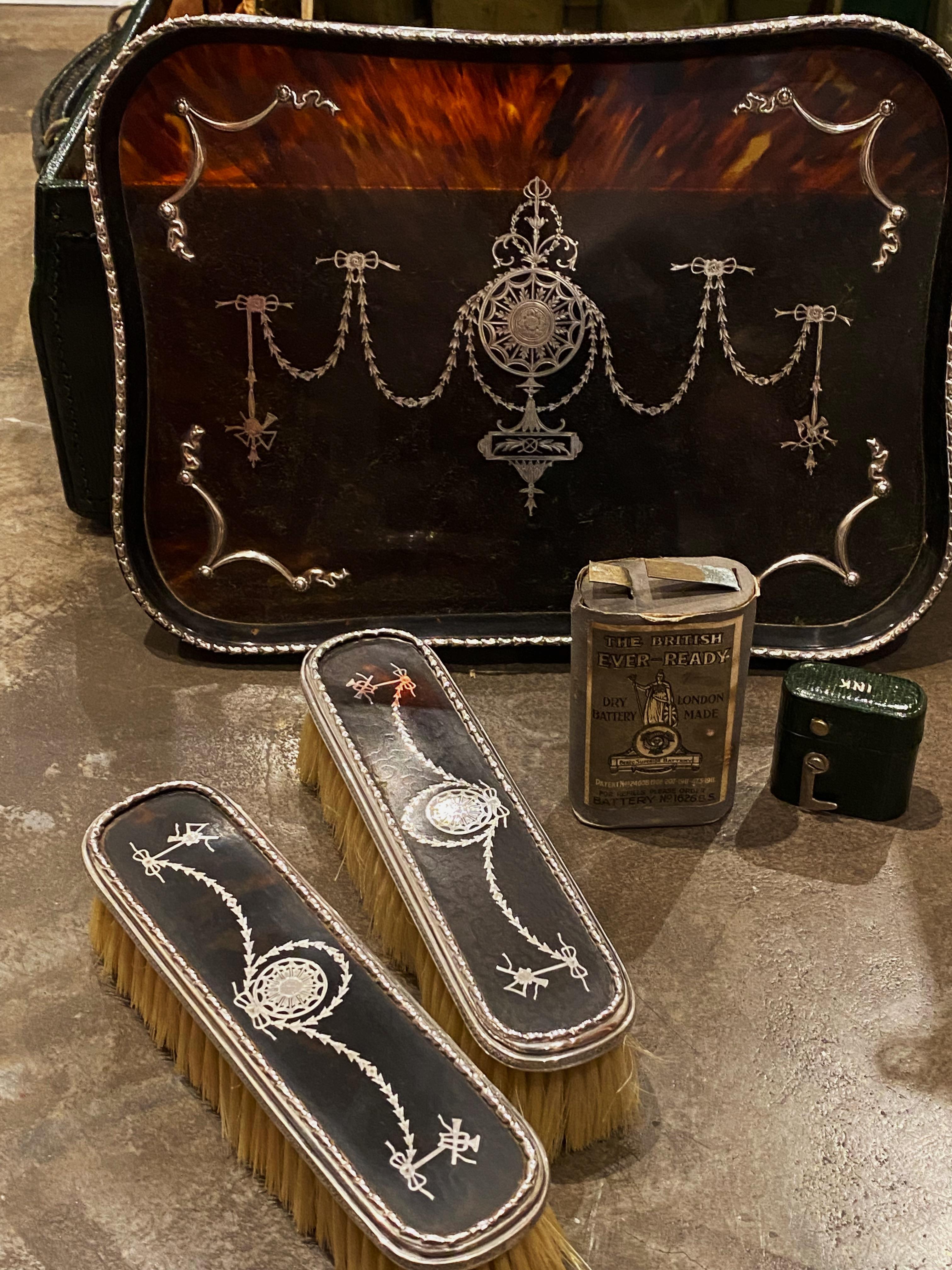 This Antique Edwardian early XXc (circa 1907 - 1915) 
Travelling Vanity Set / Dressing Table Set by W. Comyns & Sons 
in its original shagreen leather suitcase is a rare find!

It’s a fascinating piece of the early XX century history of