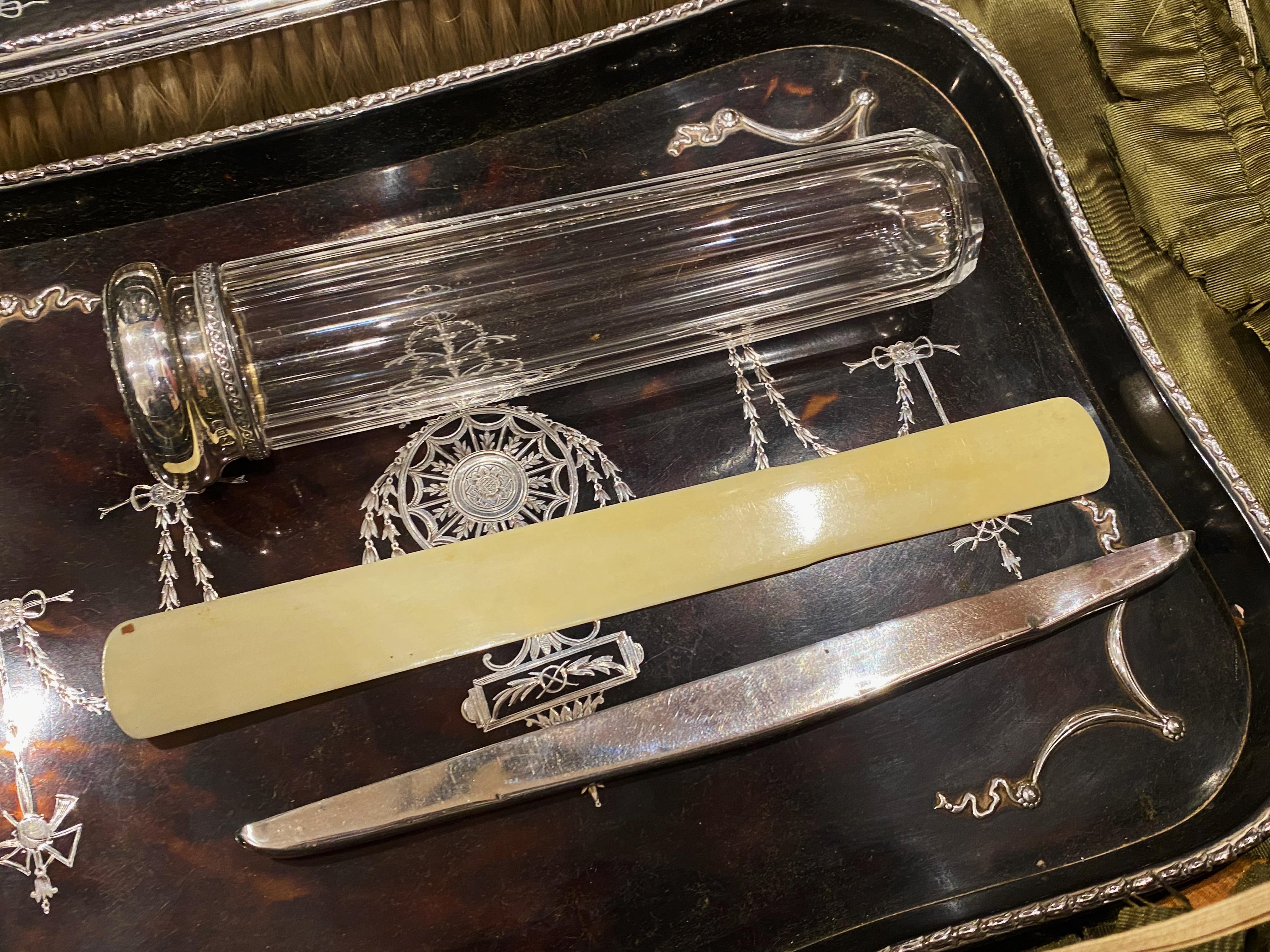 Edwardian English Silver Tortoiseshell Dressing Table Set in Travelling Case In Excellent Condition For Sale In MELBOURNE, AU