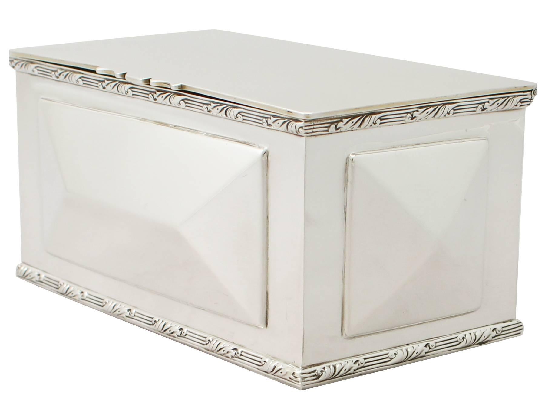 An exceptional, fine and impressive, large antique Edwardian English sterling silver box; an addition to the ornamental silverware collection

This exceptional antique Edwardian sterling silver box has a rectangular shaped form.

The surface of